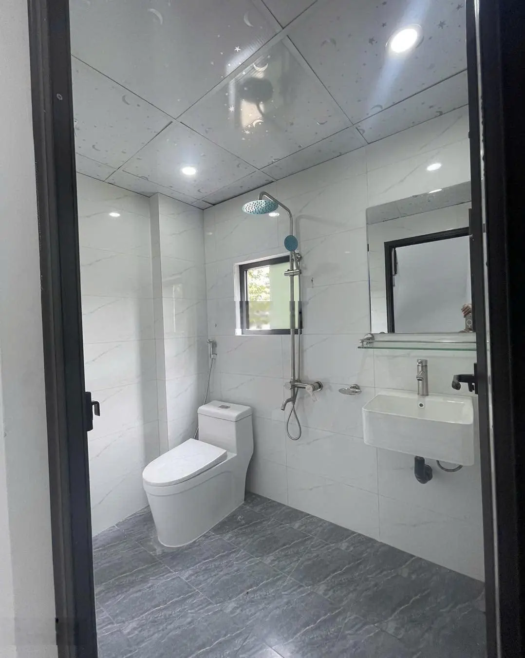 Tìm đâu ra căn xây độc lập. Ngõ thông tại Lại Yên. DT 49m2, 4 tầng. Cạnh Spendora. Giá 4.4 tỷ