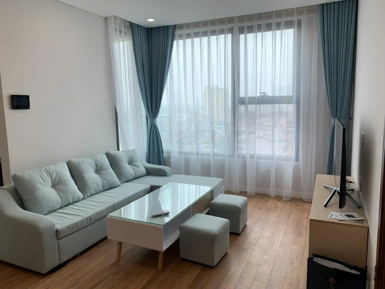 Chính chủ bán căn hộ The Legend diện tích 85,5m2, 3PN - 2WC, ban công TN cửa Đ, full nội thất