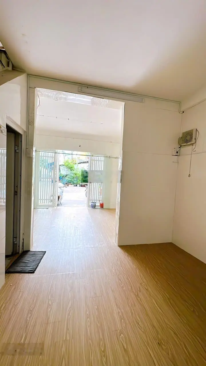 Bán nhà mặt tiền ngang 8m đường số quận 4