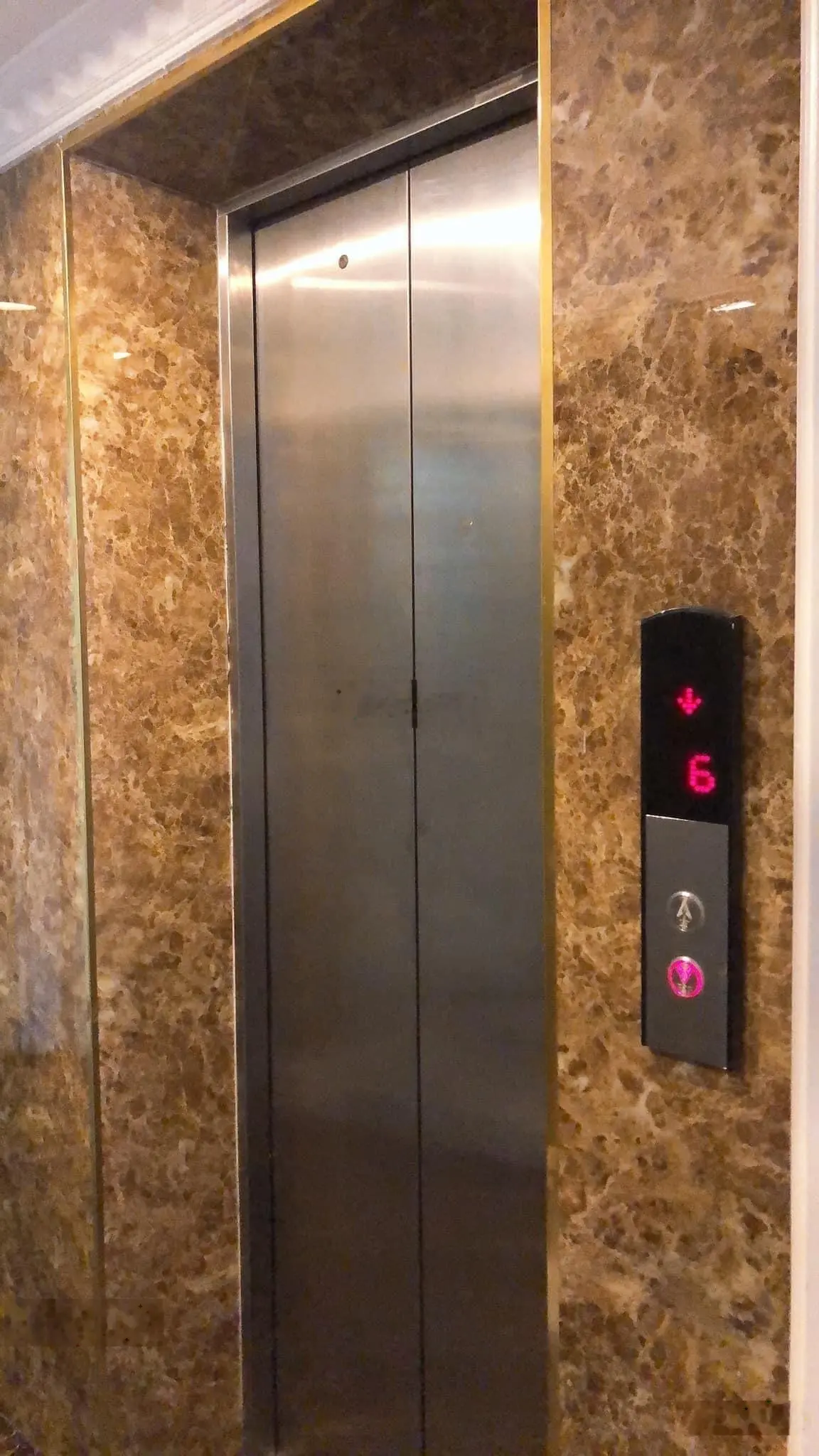 Bán nhà Phố Trạm, 56m2 x 7 tầng thang máy, ở và kinh doanh tốt 14.6 tỷ