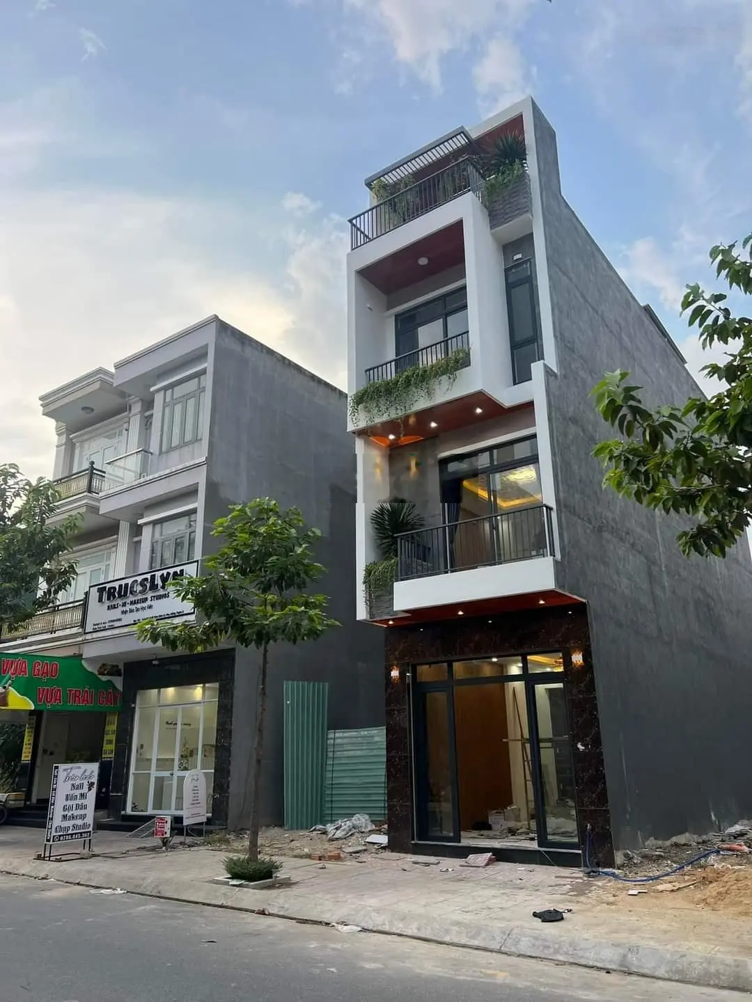 Nhà 1 trệt 2 lầu trục chính KDC Phú Hồng Thịnh 8 đang vào nội thất như hình
