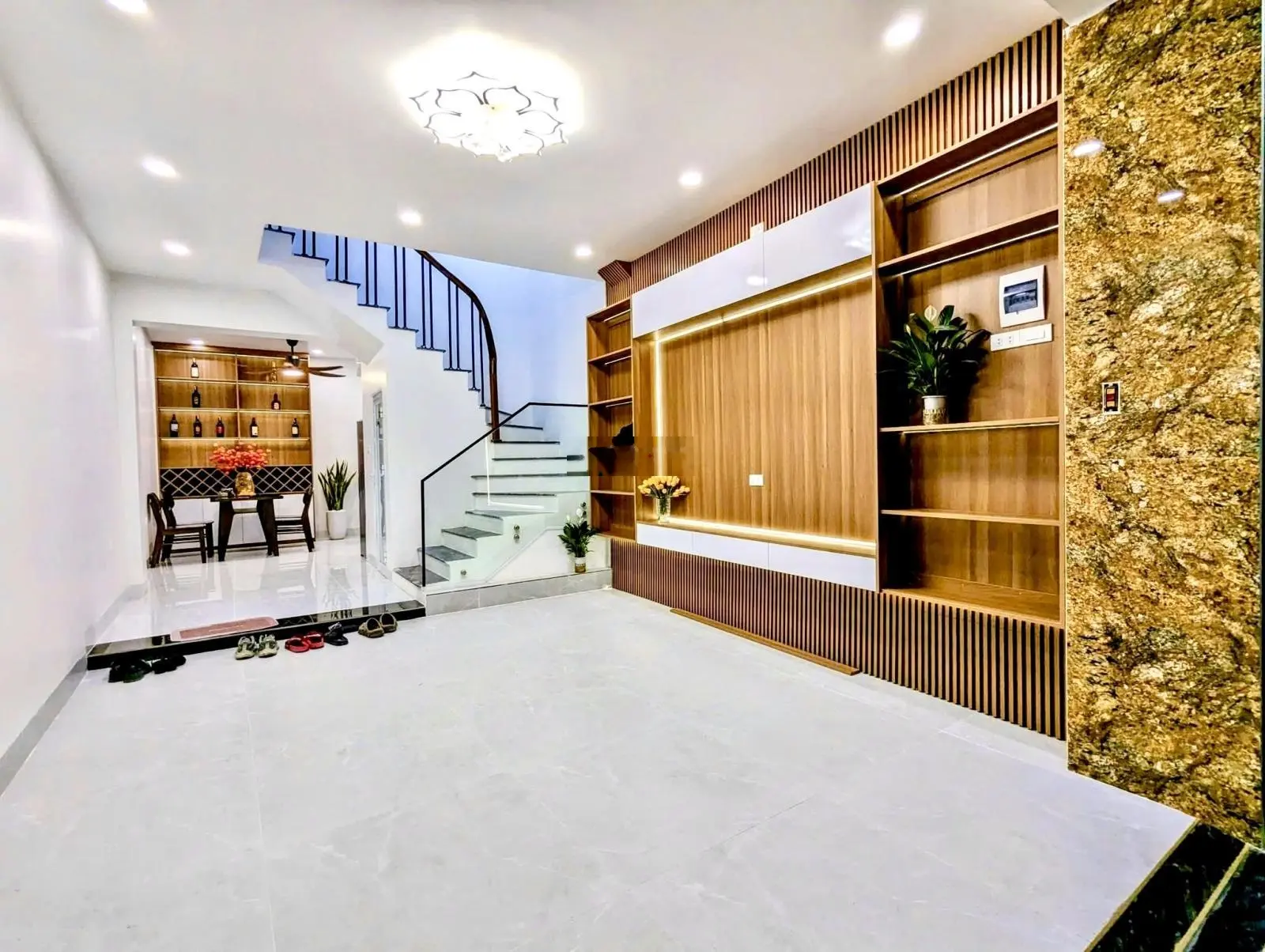 Bán nhà vip, hoàng cầu, ô chợ dừa, đống đa. full nội thất xịn, ô tô đỗ trong nhà