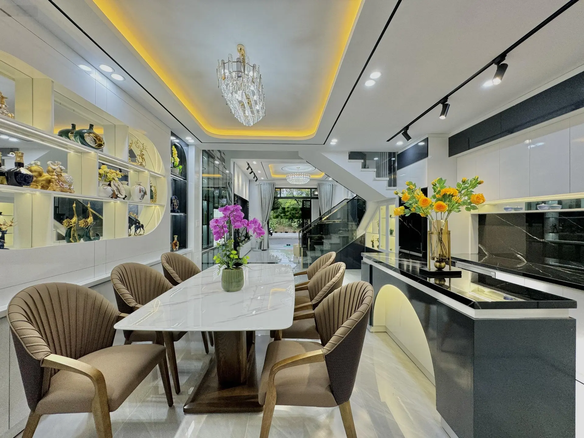 Nhà đẹp Đà Nẵng - Bán gấp nhà 3 tầng Tân Cổ Điển, thông biển, full nội thất nhà mới xây LH 09378943