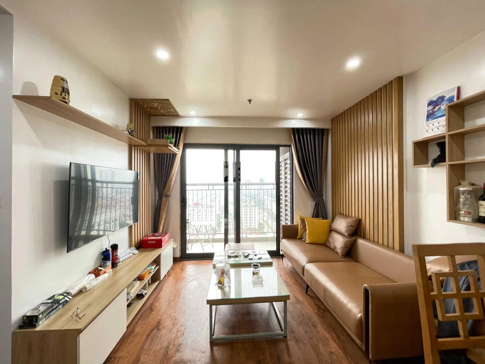 Em cần bán căn 2 ngủ chung cư Lotus Central, đủ nội thất, đang cho thuê 16tr/tháng, giá bán 3,xtỷ