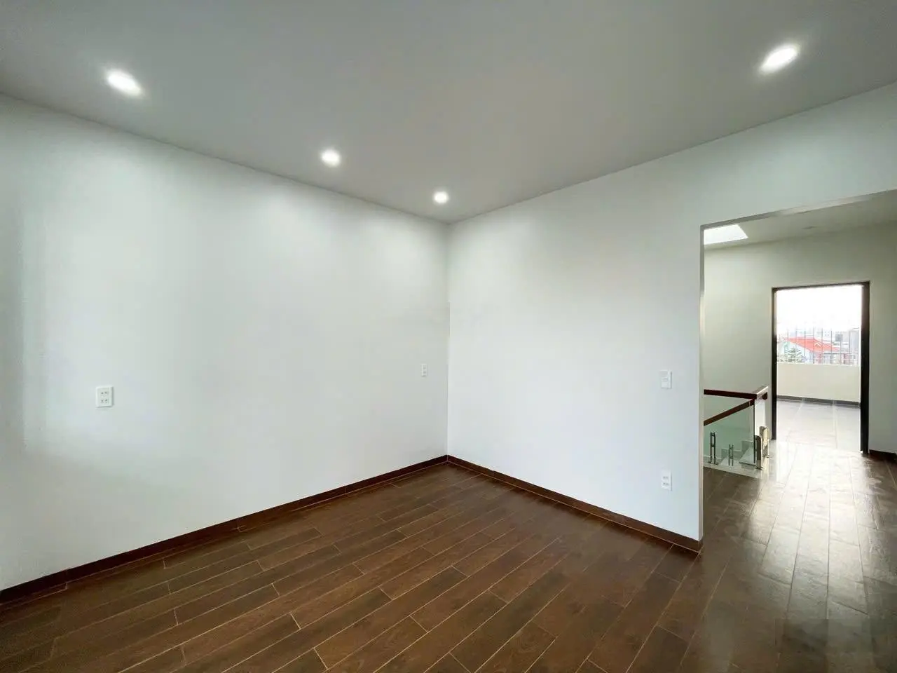 Bán Nhà 4 tầng thang máy tuyến 2 Lê Hồng Phong