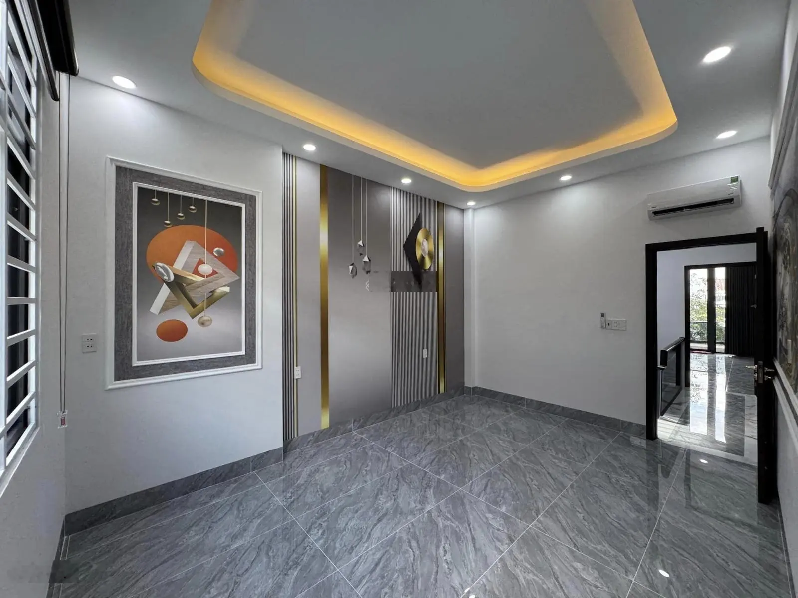 Bán nhà 1 trệt 2 lầu có 4 phòng ngủ KDC Trung tâm VH Tây Đô Cần Thơ, nội thất cao cấp