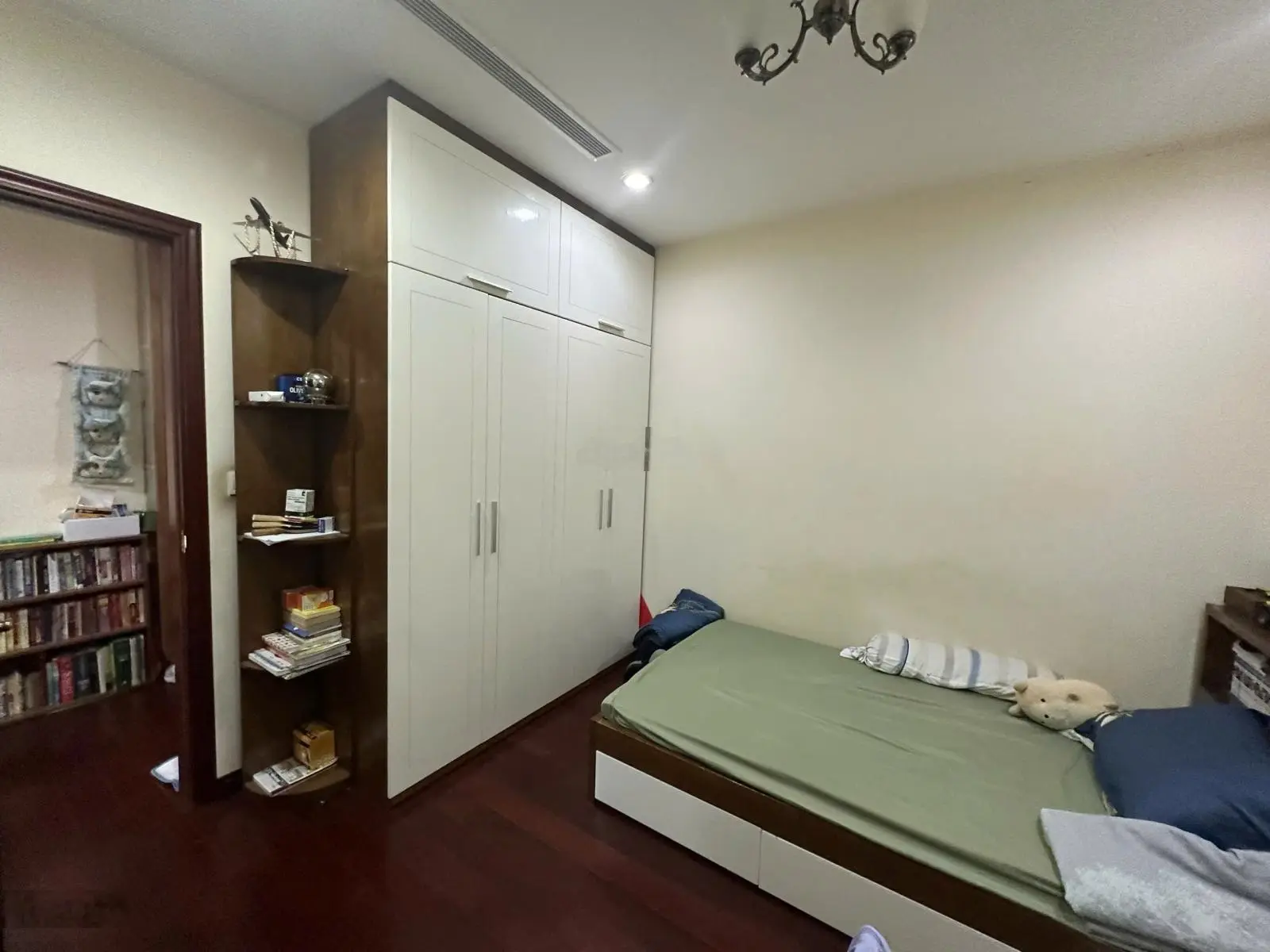 Cần tiền bán gấp căn chung cư Royal City 2 ban công tòa R4B tầng 6, 104m2, 2PN, 2VS giá 9 tỷ