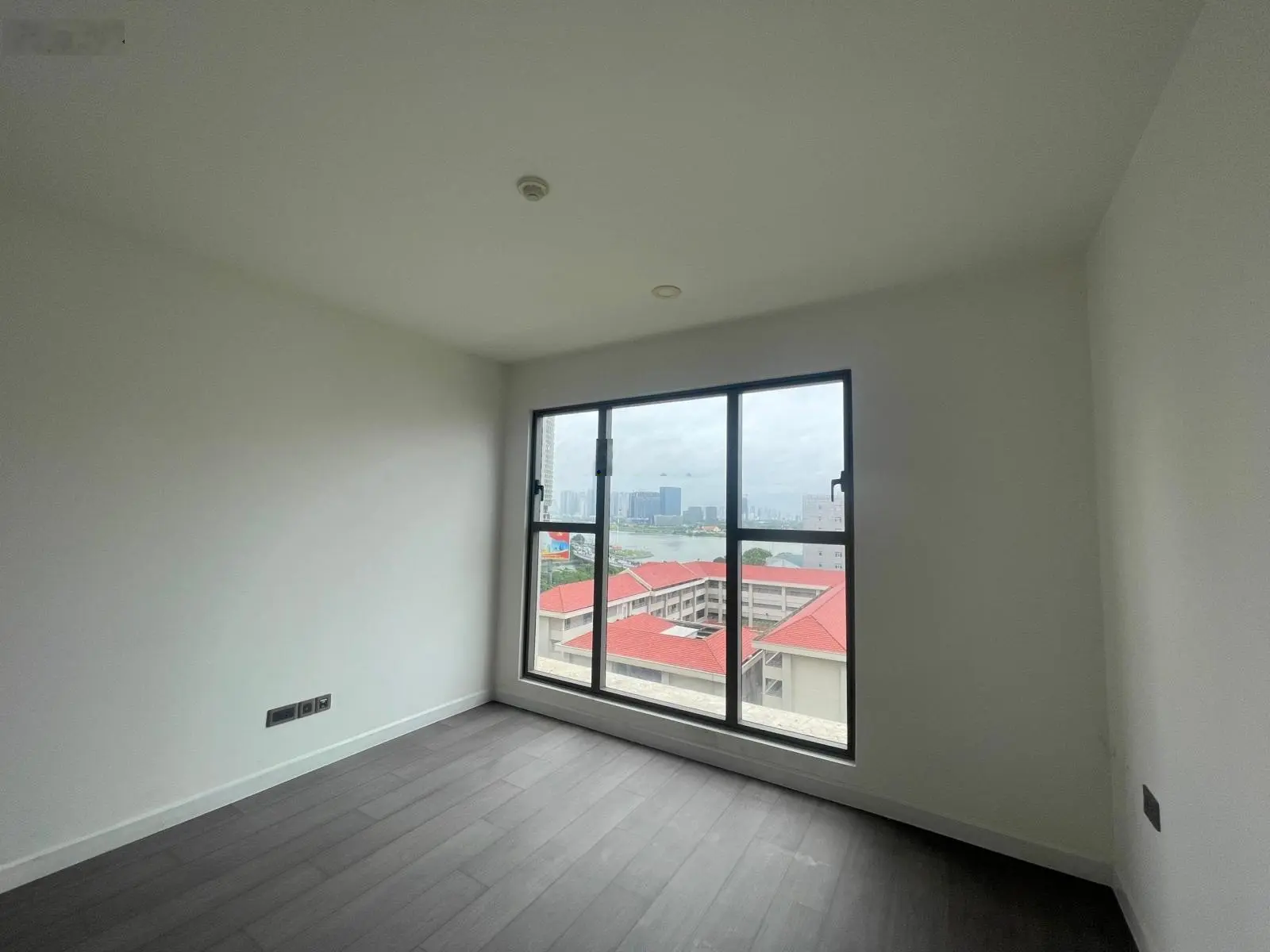Cần bán lỗ căn góc Saigon Royal 115m2 quận 4 nhà đẹp view Thủ Thiêm. LH: 0909 024 ***