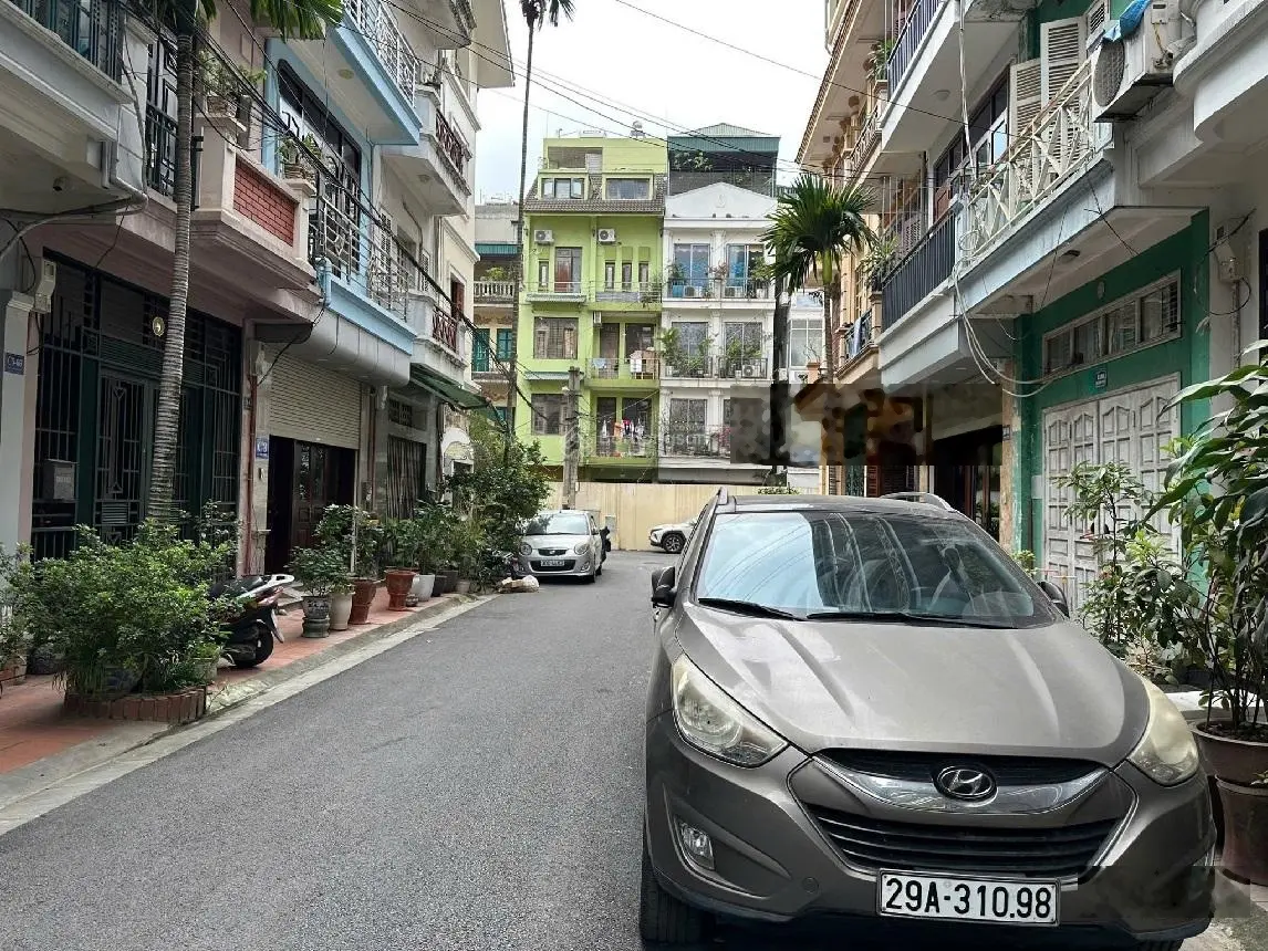 Bán nhà Tôn Đức Thắng, Đống Đa: 50m, 4 tầng, mặt tiền 4,1m giá 19 tỷ. Phân lô ô tô tránh, ở sướng.