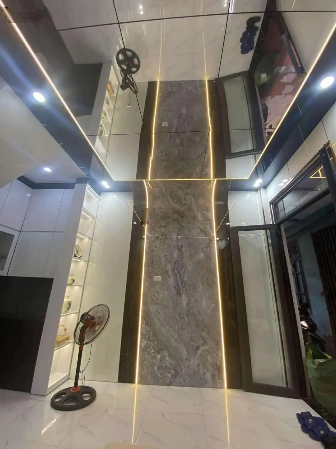 Hoàng Mai, Hoàng Mai. DT 26m² x 5 tầng, MT 5,2m, giá 5,35 tỷ. Đầy đủ nội thất, gần ô tô.