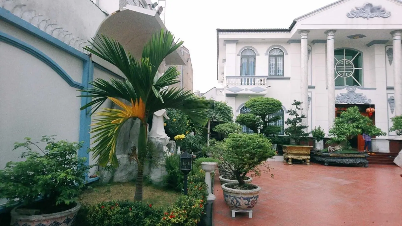 Biệt thự sân vườn hồ bơi ngã 4 Hòa Lân 28*43m LH 0909 036 ***