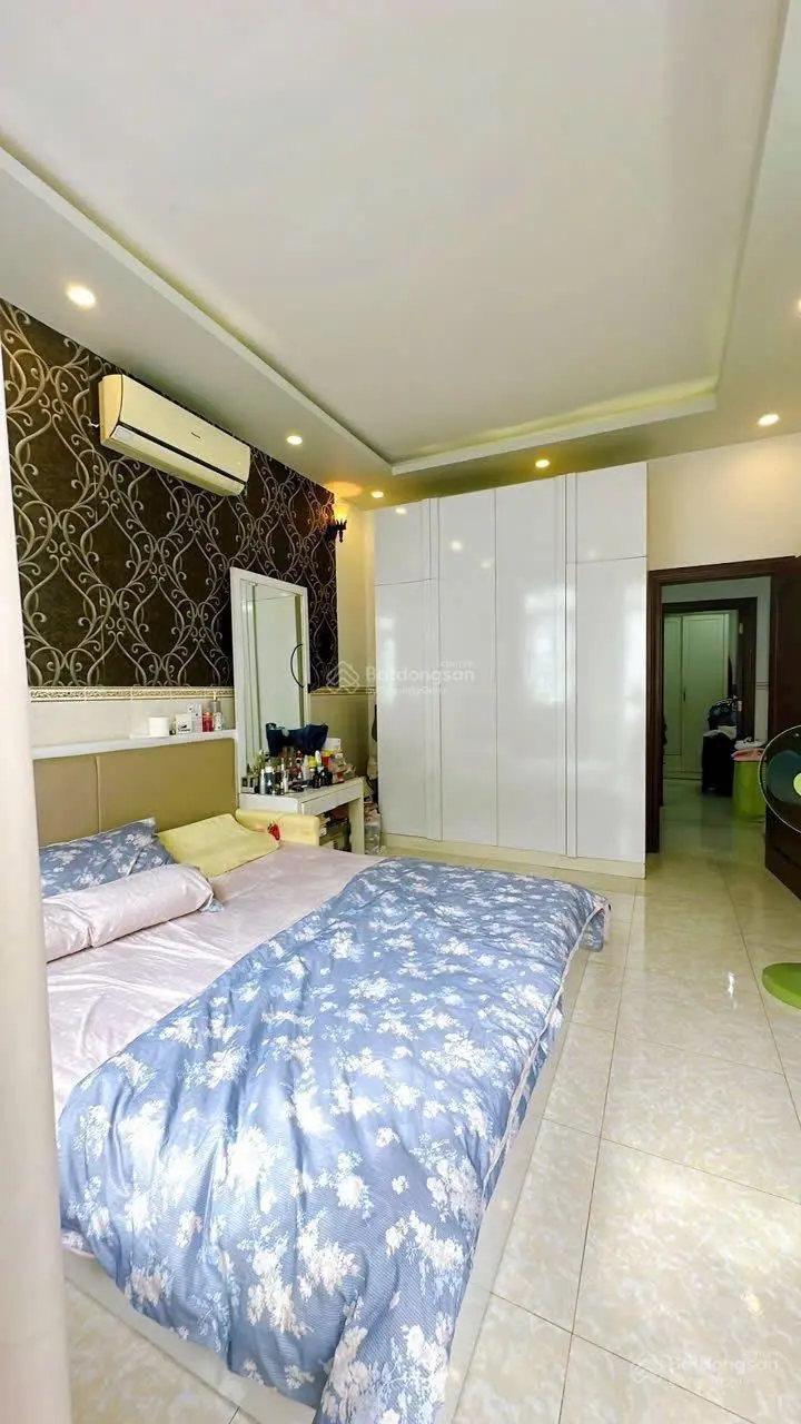 Bán nhà mặt tiền đường số, 4 tầng, DT 4x8m, xe hơi đỗ cửa, phường 4 Quận 4