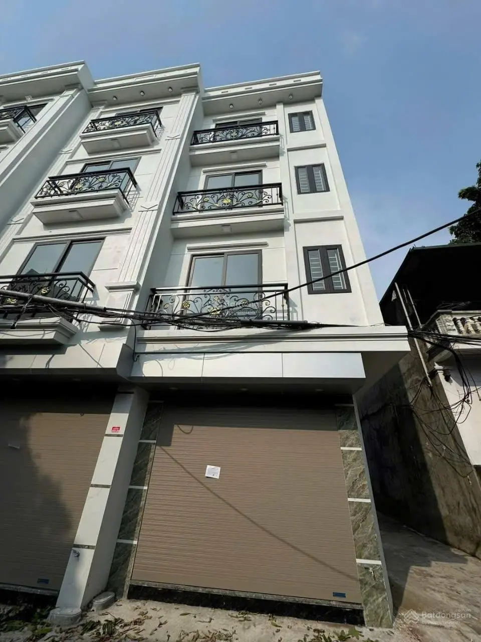 Siêu hot! Lô góc 2 mặt thoáng giá chỉ 2.5 tỷ, 4 tầng, 33m2. Di chuyển QL6 khoảng 1km. Lh 0966929600