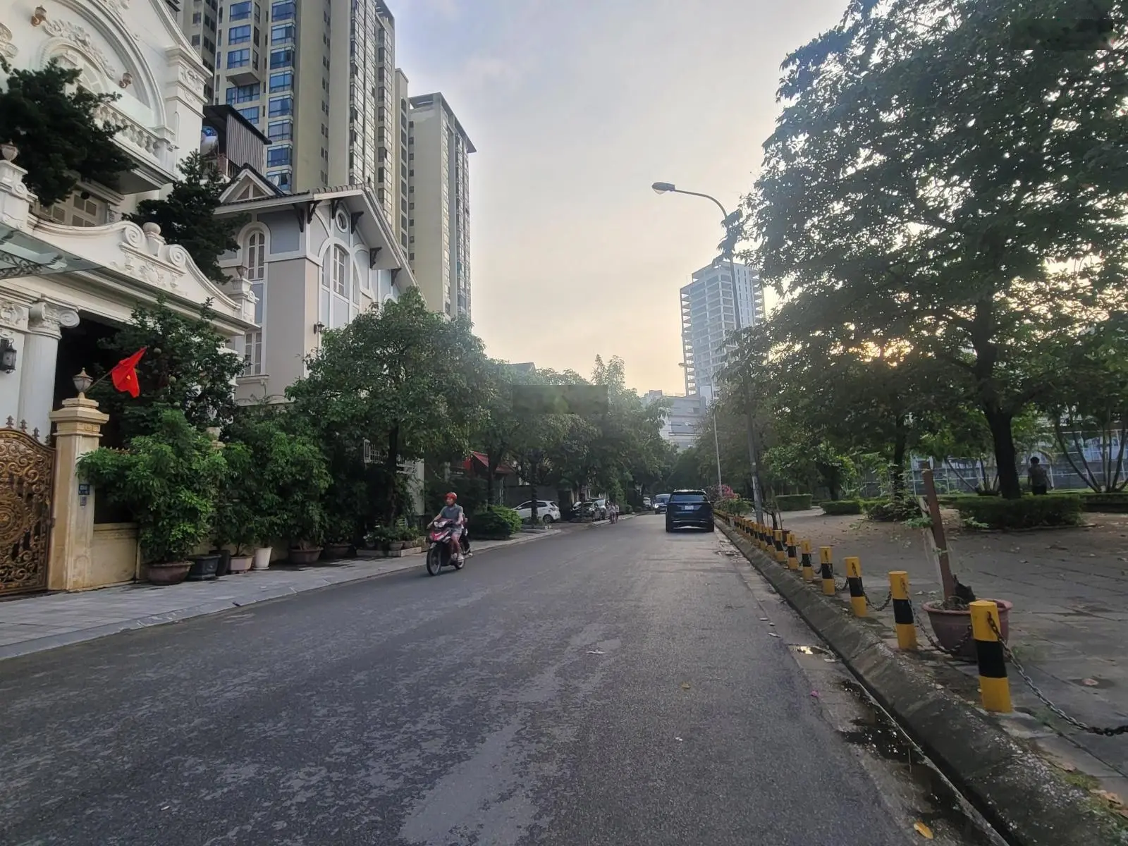 Hiếm! Đẳng cấp biệt thự gần Hồ Tây, phố Nguyễn Đình Thi, 3 ô tô tránh, quận Tây Hồ