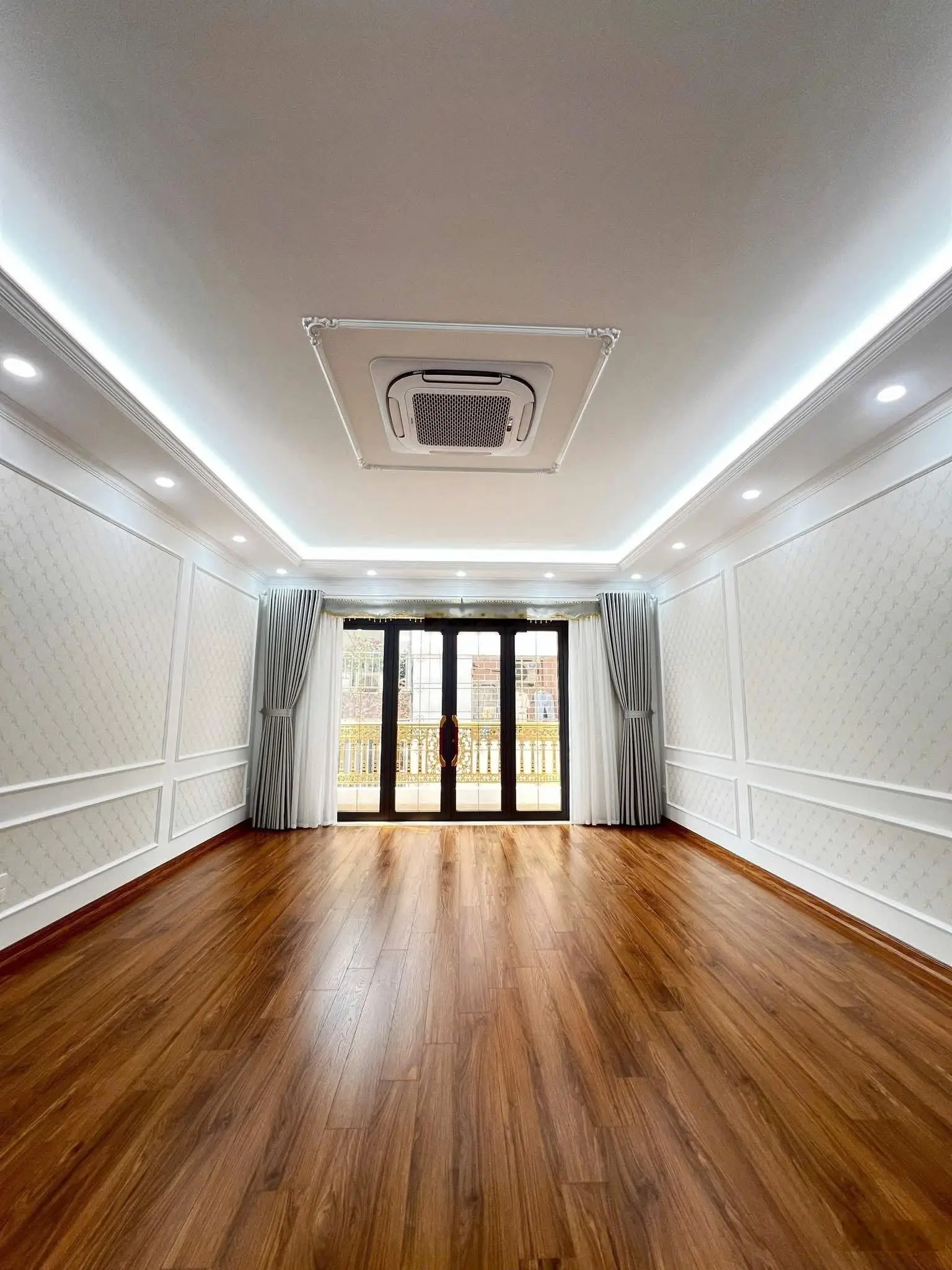 Bán nhà mặt phố cầu giấy 60m2 tầng thang máy ô tô tránh kinh doanh mặt tiền rộng sổ vuông