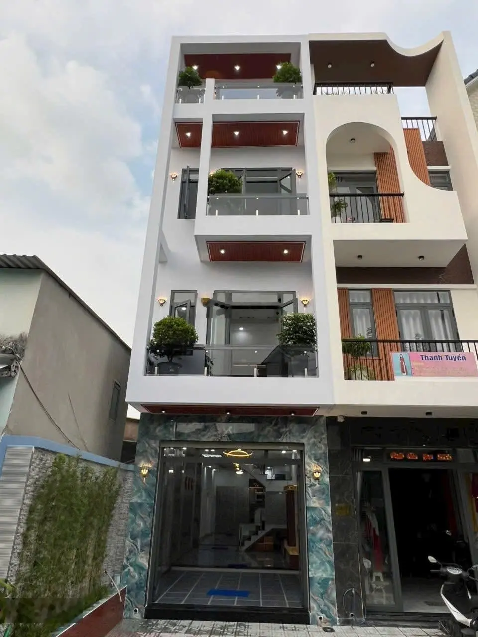 NHÀ PHỐ HIỆN ĐẠI ĐẸP LONG LANH CÓ 4Pn 4 WC - Kdc Hiện Đại . Phù Hợp Cho Gia Đình Đông Thành Viên