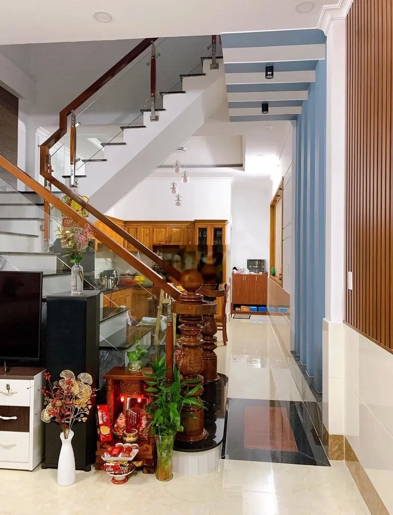 bán căn nhà sổ riêng 1lầu 1trệt sân để ô tô