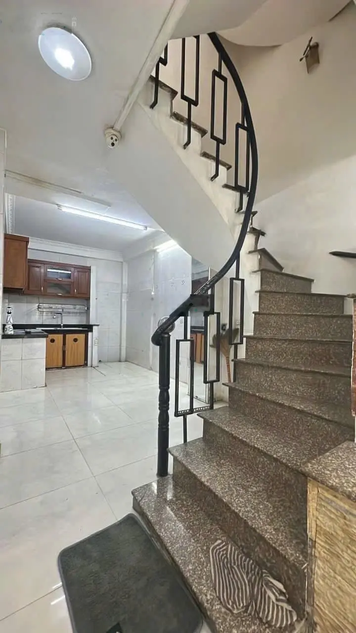 Nhà 5 tầng 5pn - sát mặt tiền Tôn Đản, xe hơi cách nhà 5m. 5,3 tỷ
