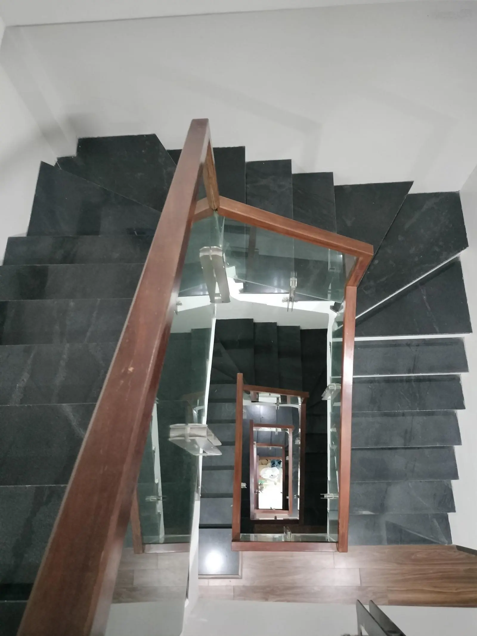 Cực phẩm cực phẩm rất hiếm nhà đẹp Lương Khánh Thiện, DT 42m2, MT 6m 5 tầng ô tô đỗ cổng