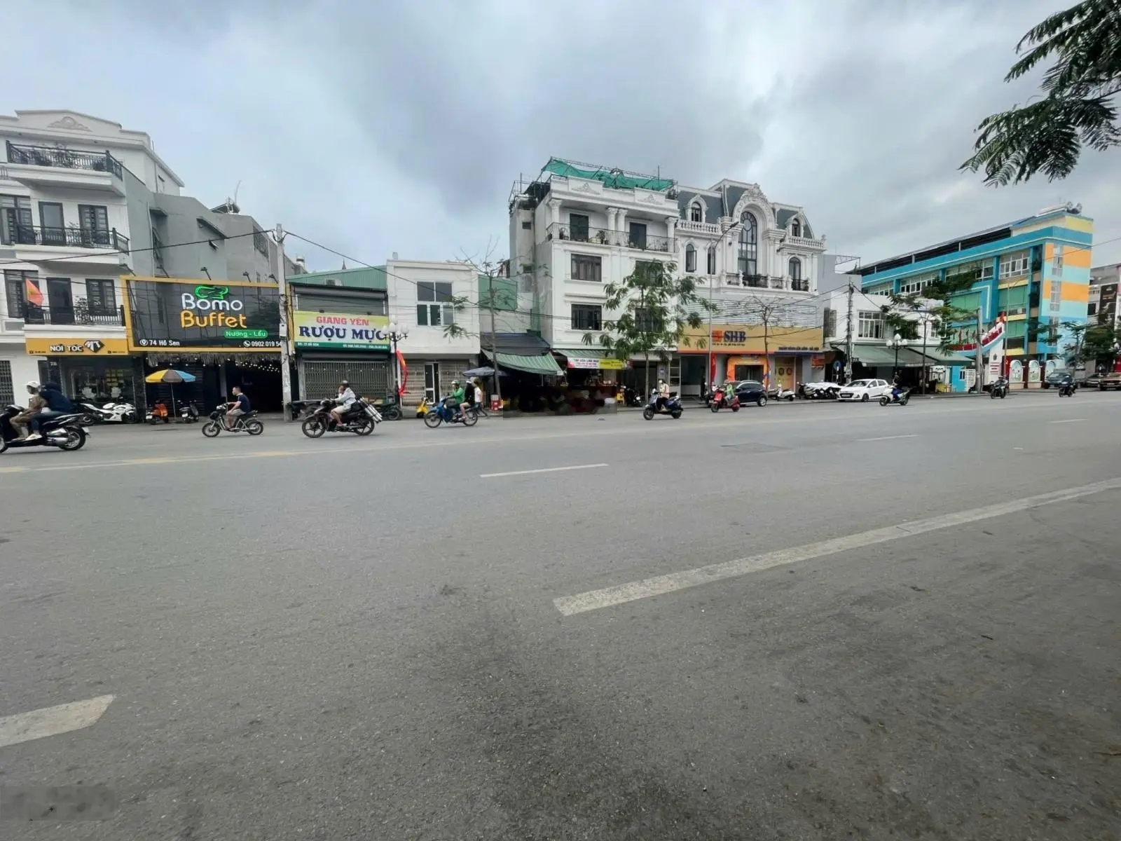 Nhà Mặt Đường Hồ Sen, Đoạn Sầm Uất Nhất, Hơn 60m2, Ngang Gần 4.5m, Vỉa Hè Rộng, Giá 15.5 tỷ