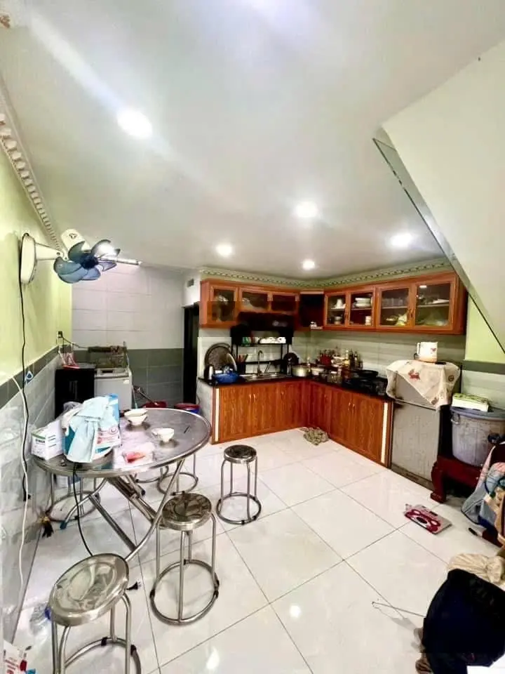 Kẹt tiền nên bán gấp căn nhà đang cho thuê 14 triệu / tháng ở ngay chợ bờ ngựa, 6mx15,5m, giá 790TR
