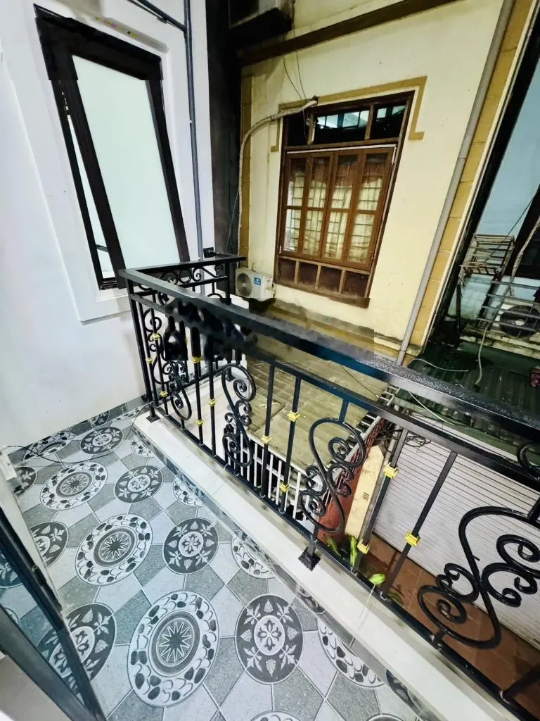 Nhà Nguyễn Khoái, ô tô tránh, 35m2 5 tầng, nhà mới, an ninh, giá 5.9 tỷ