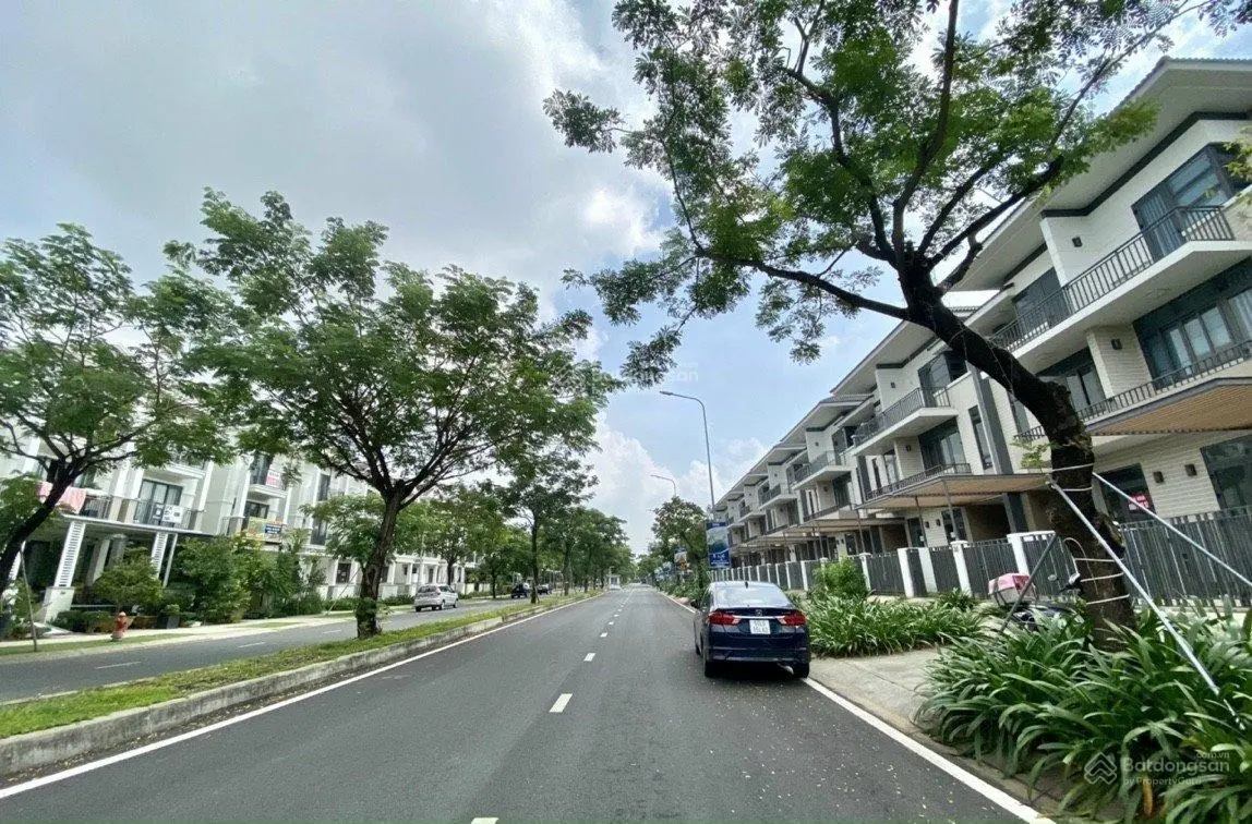 Biệt thự Lavila giá thật - Nhà thô - 10.4 tỷ - DT: 5.5 x 17.6m - LH: 0902 781 ***Ms. Linh)