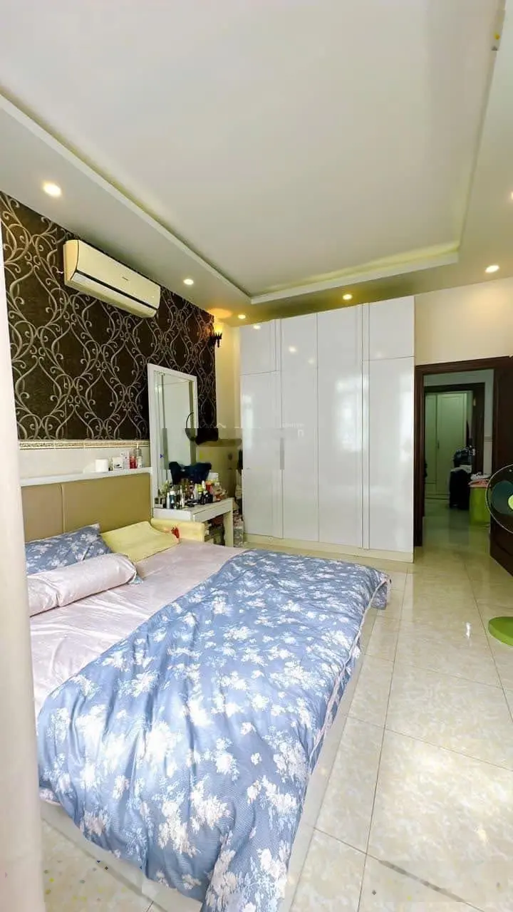 - BÁN NHÀ Q4 KHU DÂN CƯ HIỆN HỮU KHU ĐƯỜNG SỐ Q4 ĐƯỜNG RỘNG 6M BAO 2 CHIẾC TAXI 7 CHỖ RA VÀO