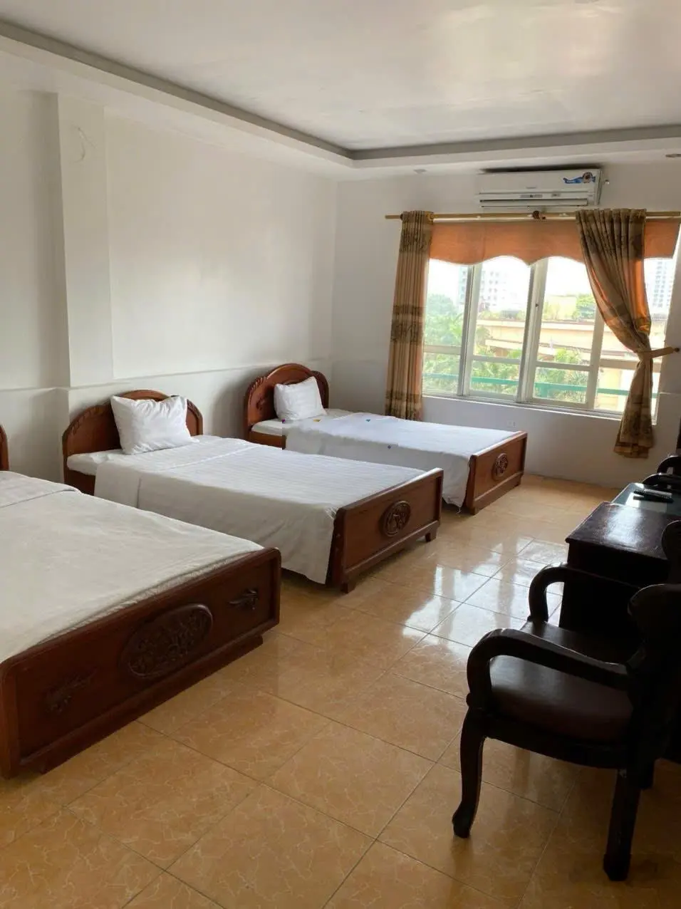 Bán gấp toà khách sạn Hồng Nhung trung tâm TP Yên Bái. Doanh thu 500 triệu/tháng. Sổ đỏ chính chủ.