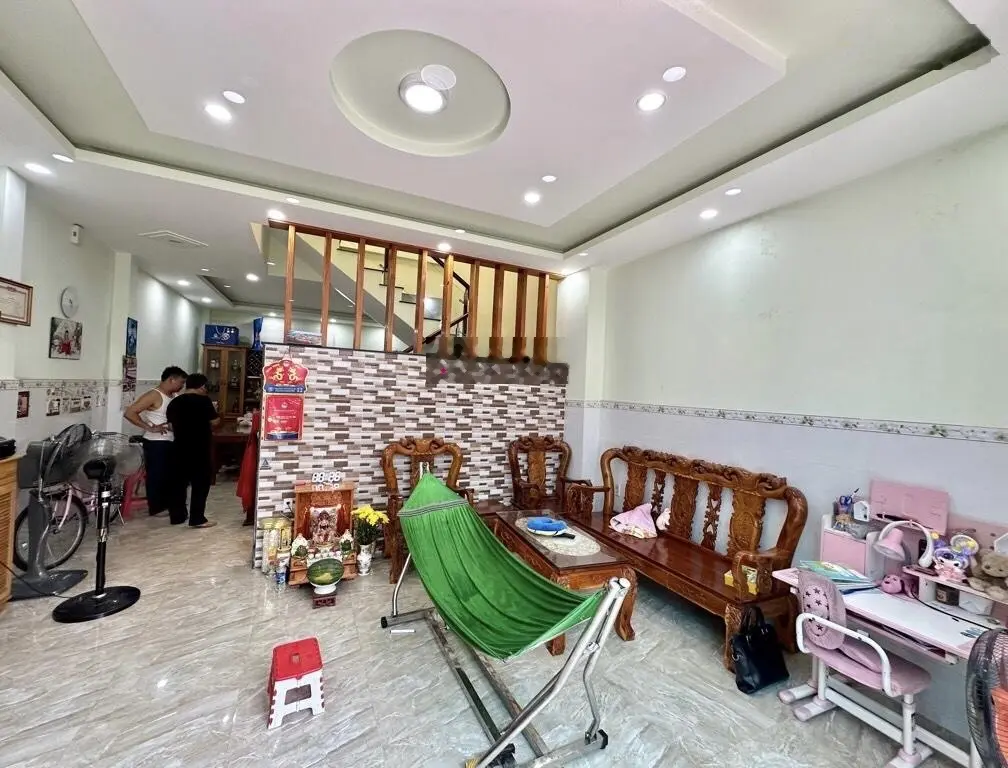 Chủ gửi bán gấp căn nhà 2 tầng DT 72m2 ngay Vạn Phúc City, giá nhỉnh 5 tỷ, SHR, vuông vức