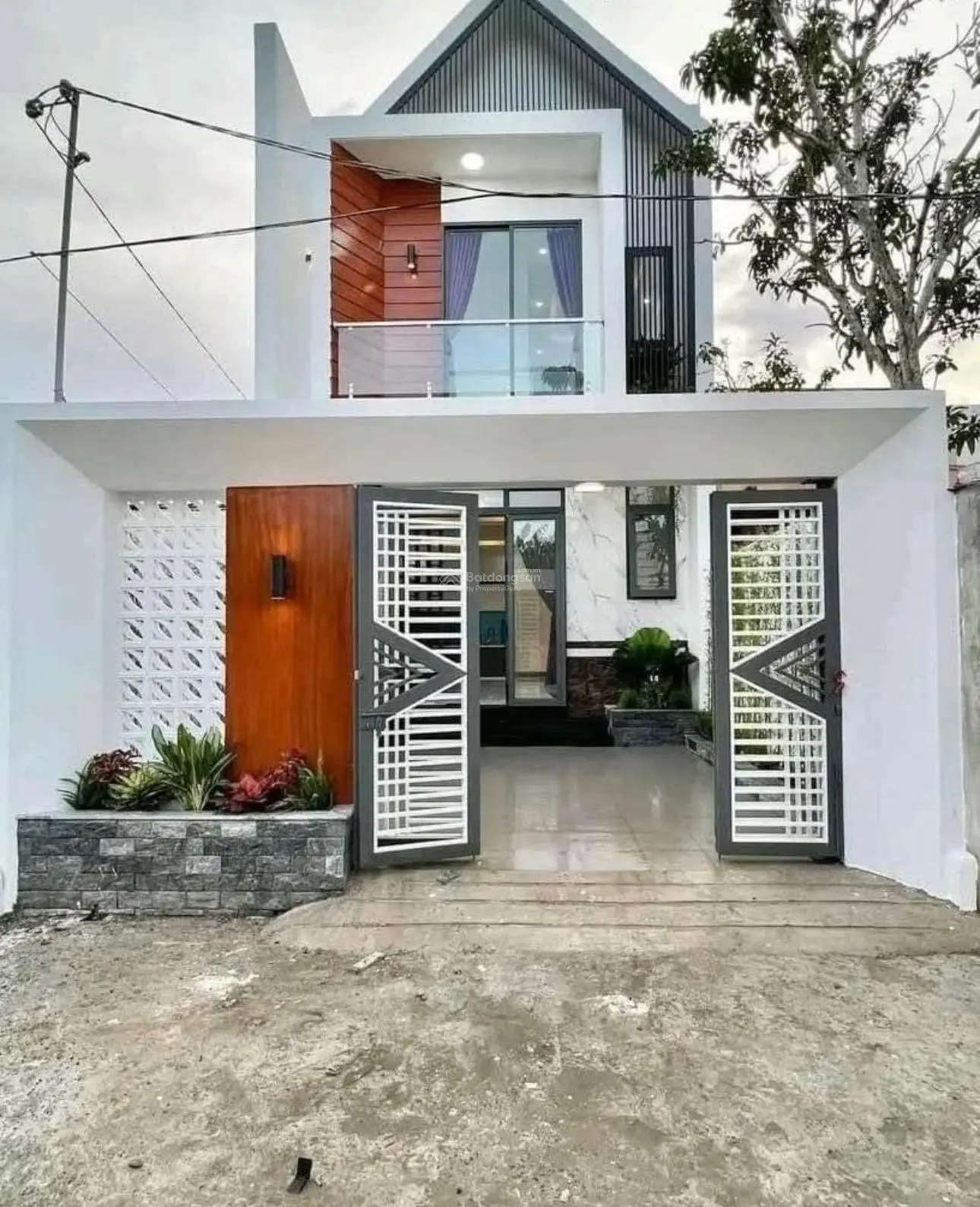 Sở hữu ngay căn nhà ngay chợ Bình Chánh giá rẻ. Sổ riêng. DT 80m2. MT 8m. Giá 1 tỷ 350