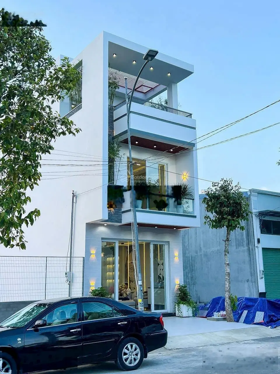 Cần vốn bán gấp nhà mới xây rẻ nhất khu