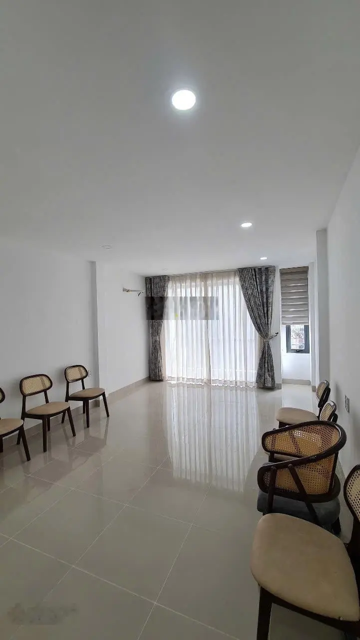 Bán nhà 5 tầng mới có thang máy mặt tiền đường Lê Thành Phương
