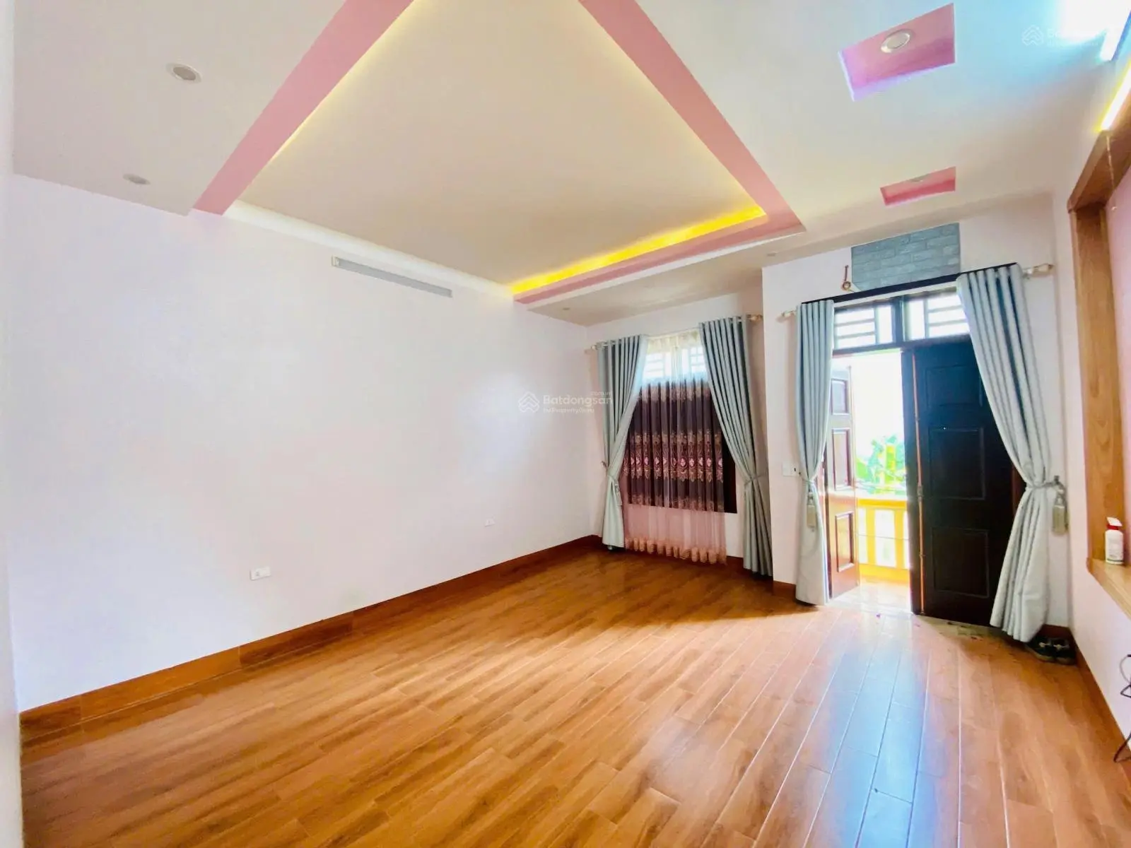 Bán nhà khu 4 Bình Minh hàng xóm Vinhomes, 95m2, MT 5m, 3 tầng, Đông Nam, có gara, giá nhẹ 4,85 tỷ