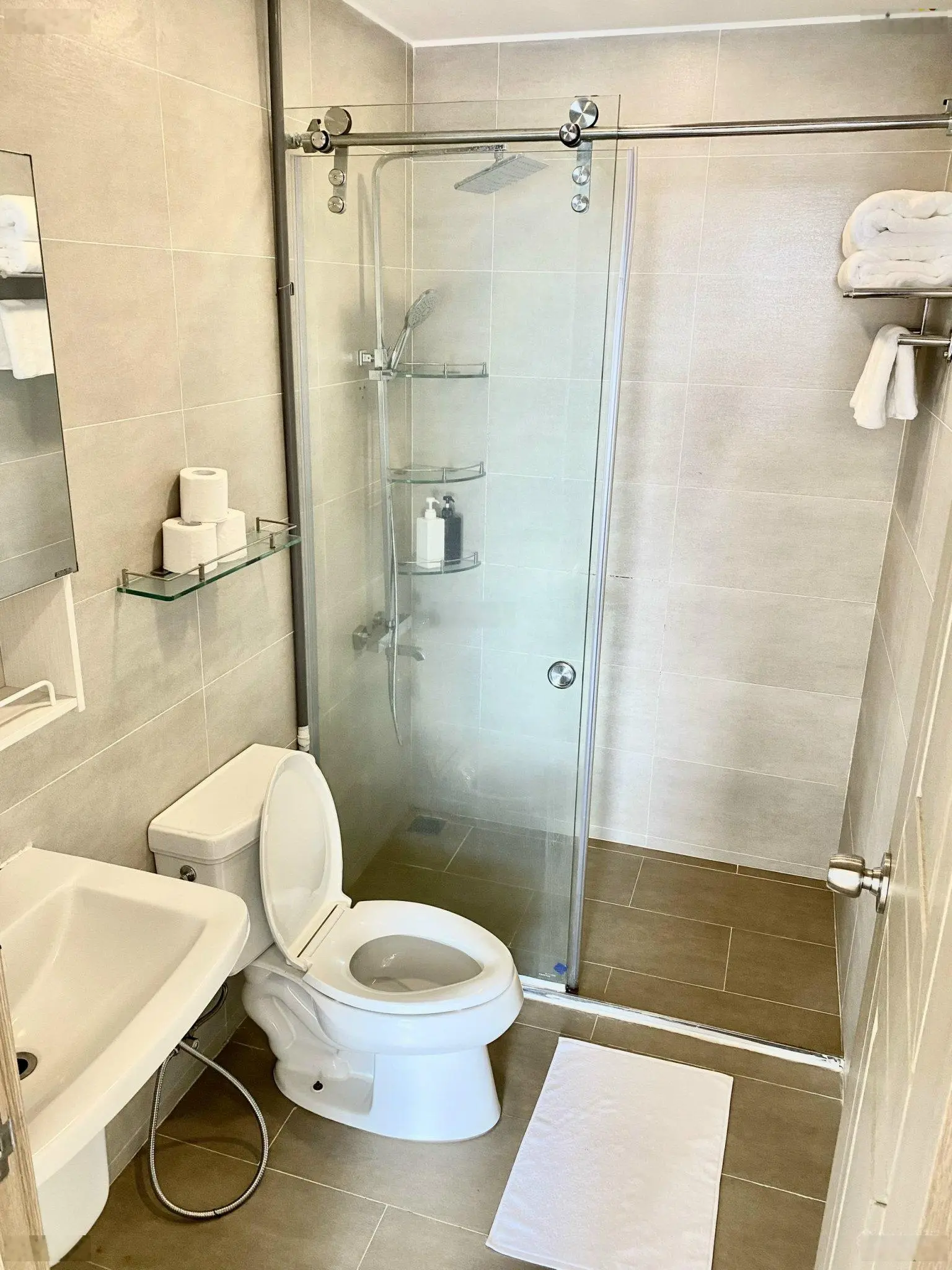 Bán căn hộ Kingston Residence, 2PN, 2WC, 83m2, nội thất, giá: 4 tỷ 950, liên hệ: 0908 435 ***