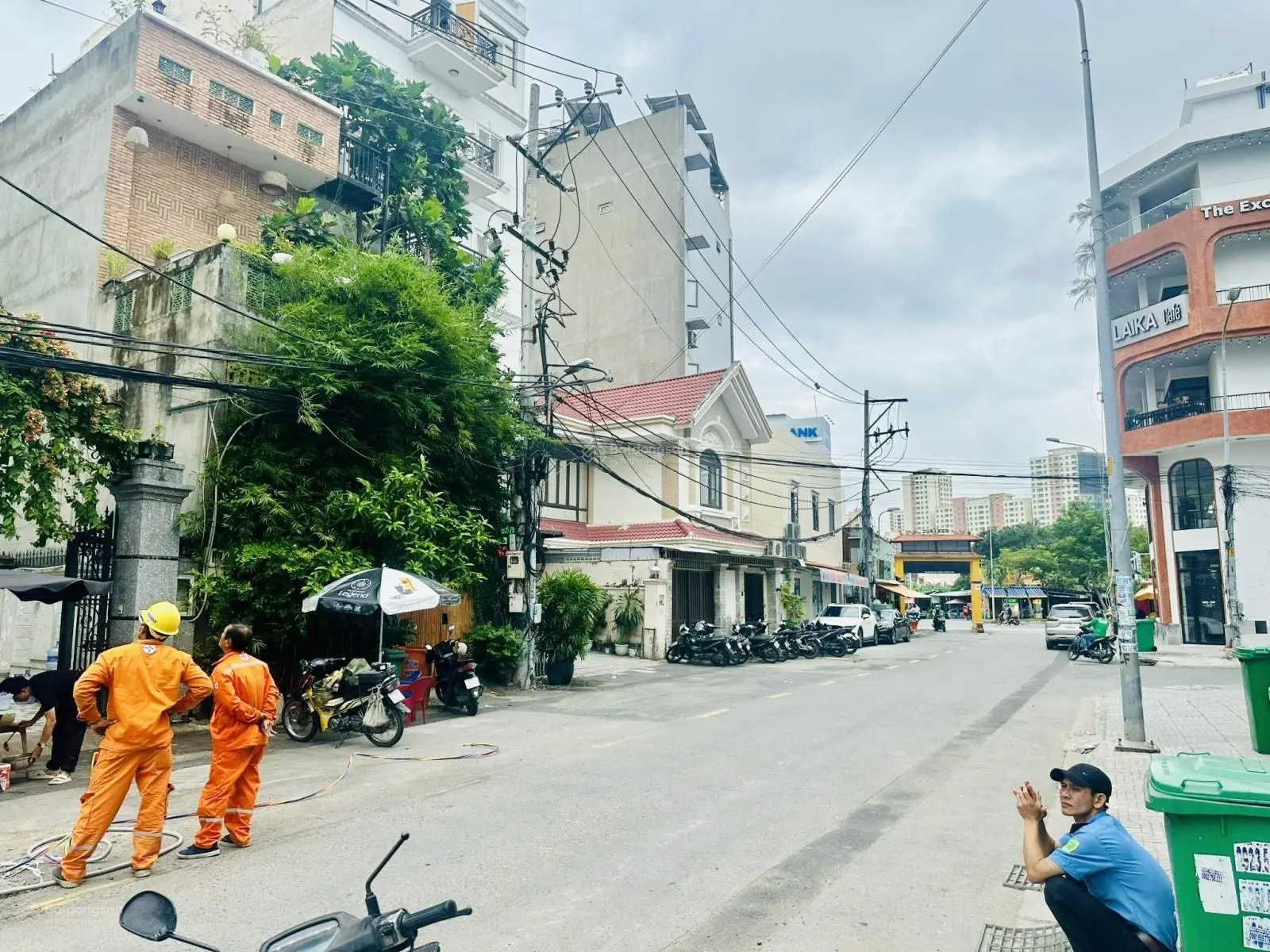 Bán Villa sân vườn. 3 tầng (DT 200m2) Cc Bộ Công An Quận 2. Giá 32 tỷ. LH 0901 882 ***