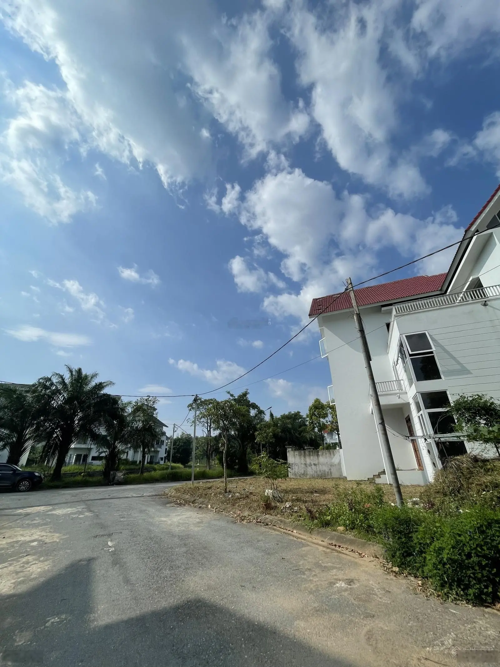 Chính chủ bán lô góc view hồ. Ngôi Nhà Mới. Siêu đẹp. DT294m2. Sổ hồng