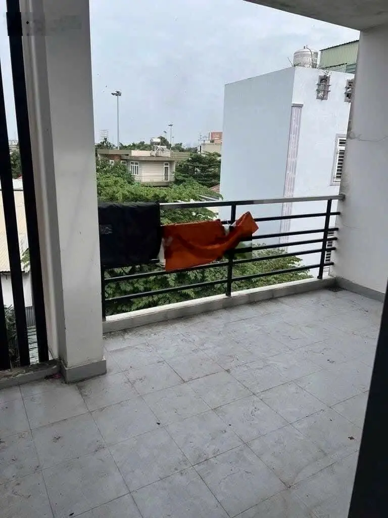 Bán nhà mặt tiền đường oto 8m ngay vòng xoay Phú Hữu. DT 53m2, 3 tầng, 3pn Oto ngủ nhà. Giá 4,5 tỷ