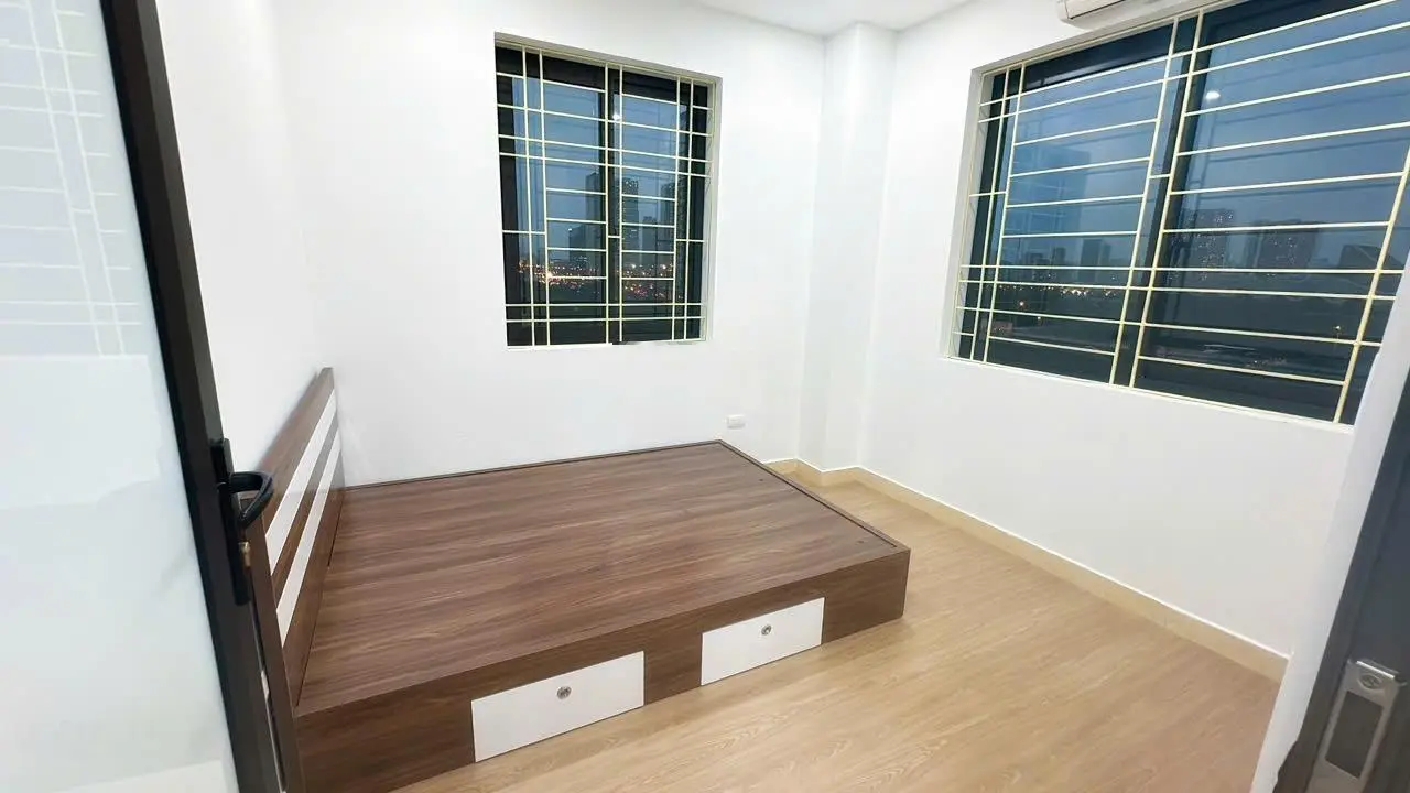 Chính chủ cần bán căn hộ KĐT Nam Trung Yên, nhà mới đẹp nội thất đầy đủ,chỉ việc ở.LH 0983 063 ***