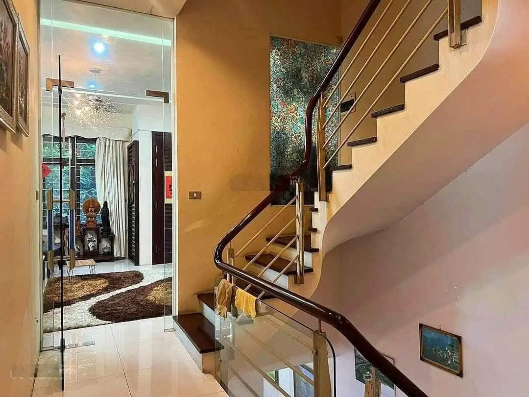 Bán nhà phân lô ngõ 10 phố Nguyễn Văn Huyên 85 m2 4 tầng mặt tiền 5.8 m giá 26 tỷ