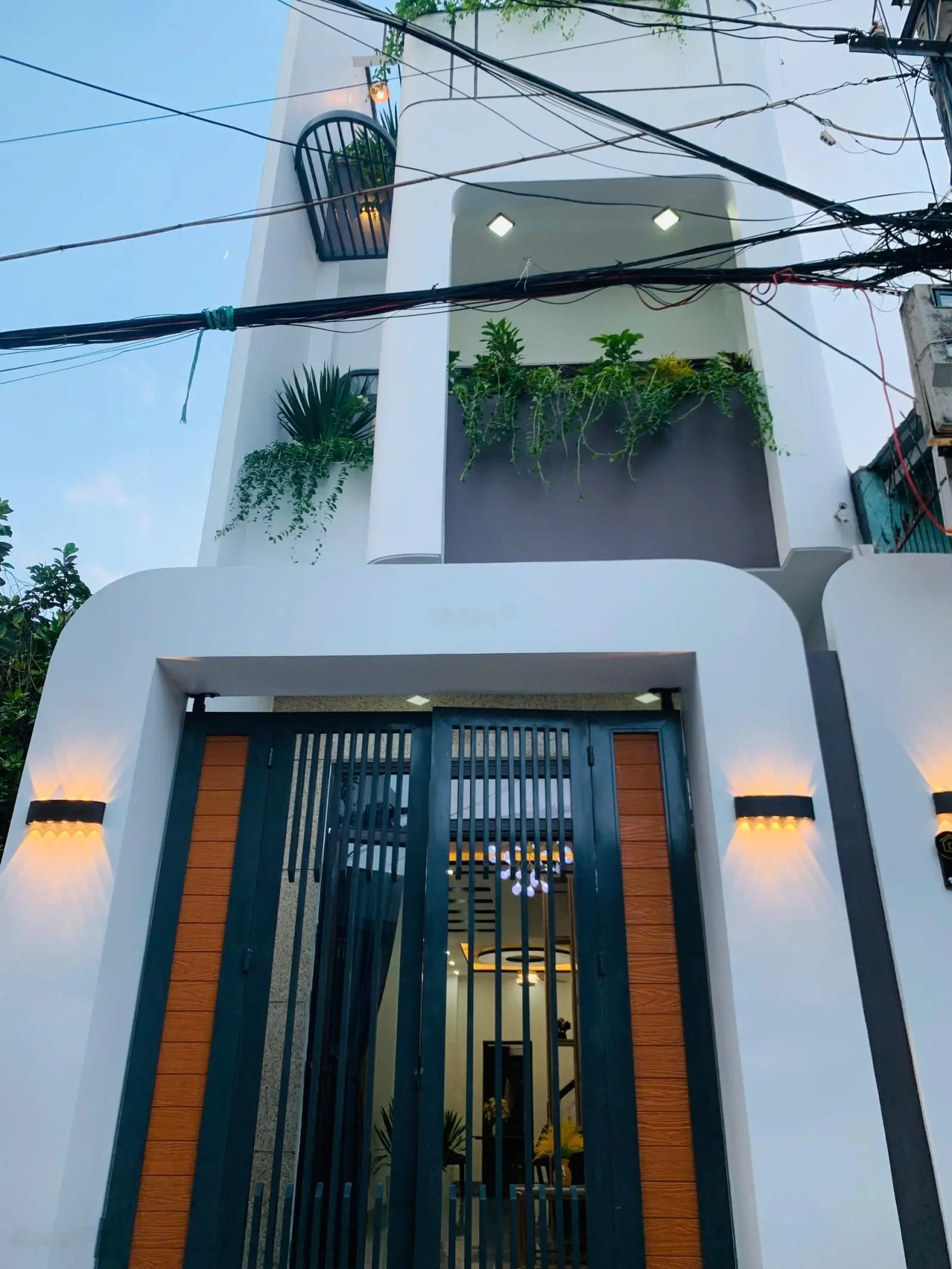 Nhà mới 3 tầng đối diện chợ Hòa Khánh, gần ĐH Bách Khoa. Full nội thất xịn xò, giá tốt