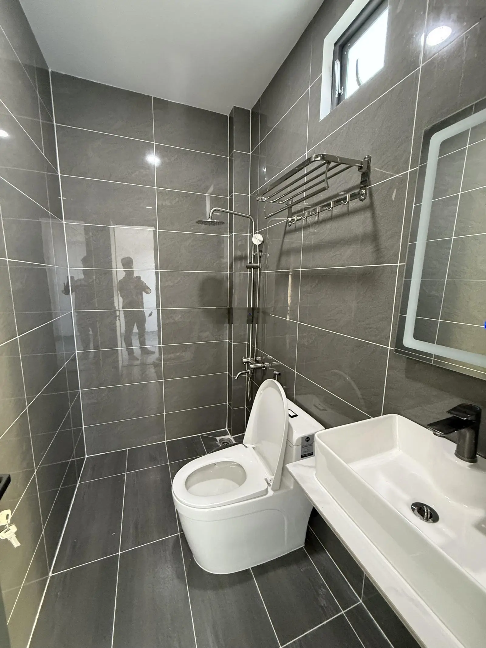 Bán nhà đường nhựa rộng DX 023, nhà 1 trệt 2 lầu đẹp, 3 phòng ngủ, sân oto 7 chỗ
