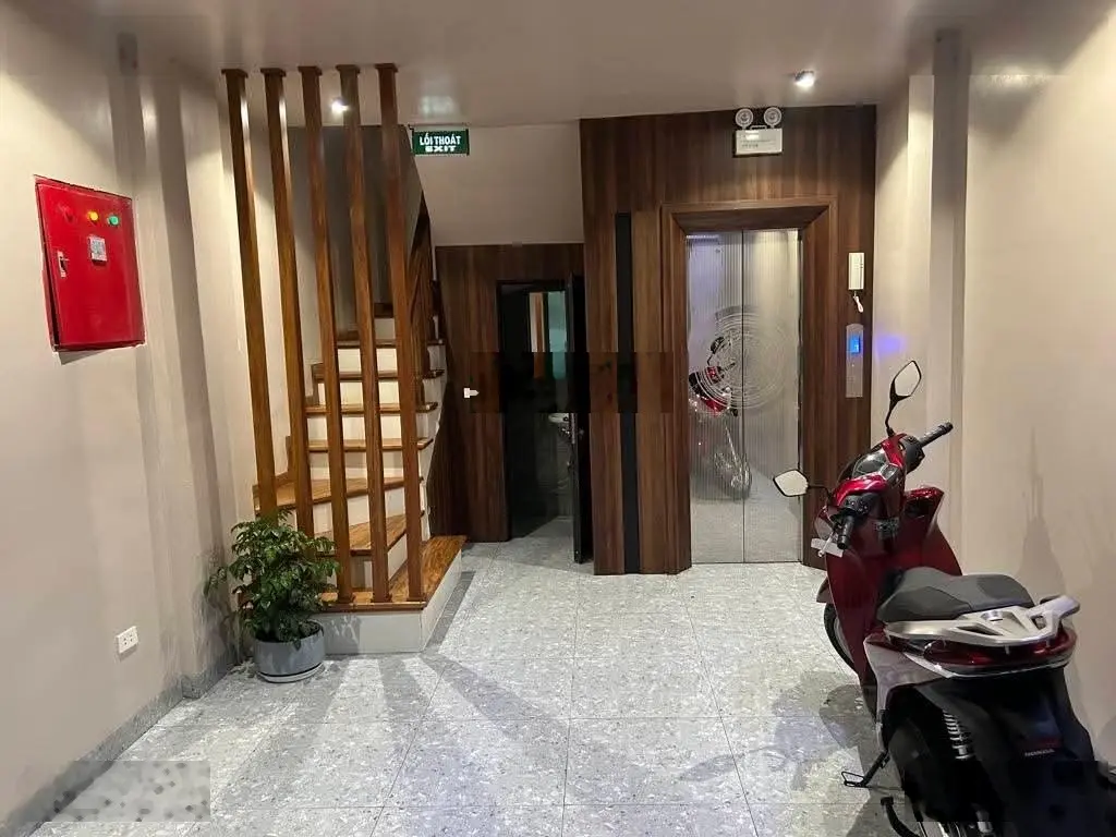 Bán nhà sát cầu Trịnh Văn Bô 36m2, 5 tầng thang máy ô tô sát nhà - vị trí đẹp - 5 phút ra Mỹ Đình