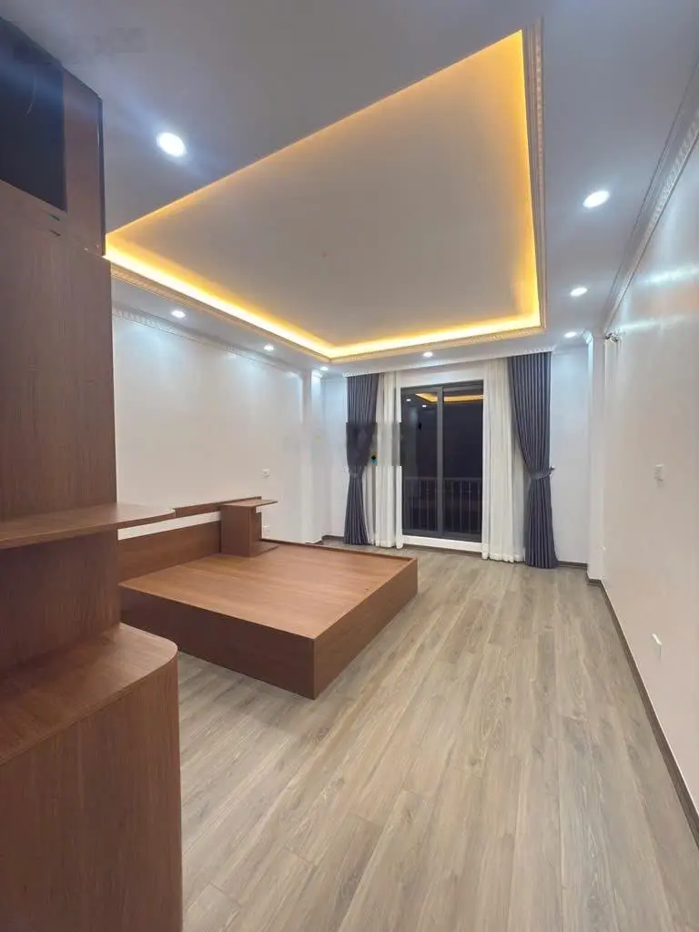 Bán nhà giáp bát - thang máy - phân lô 6 tầng - mới đẹp gần phố