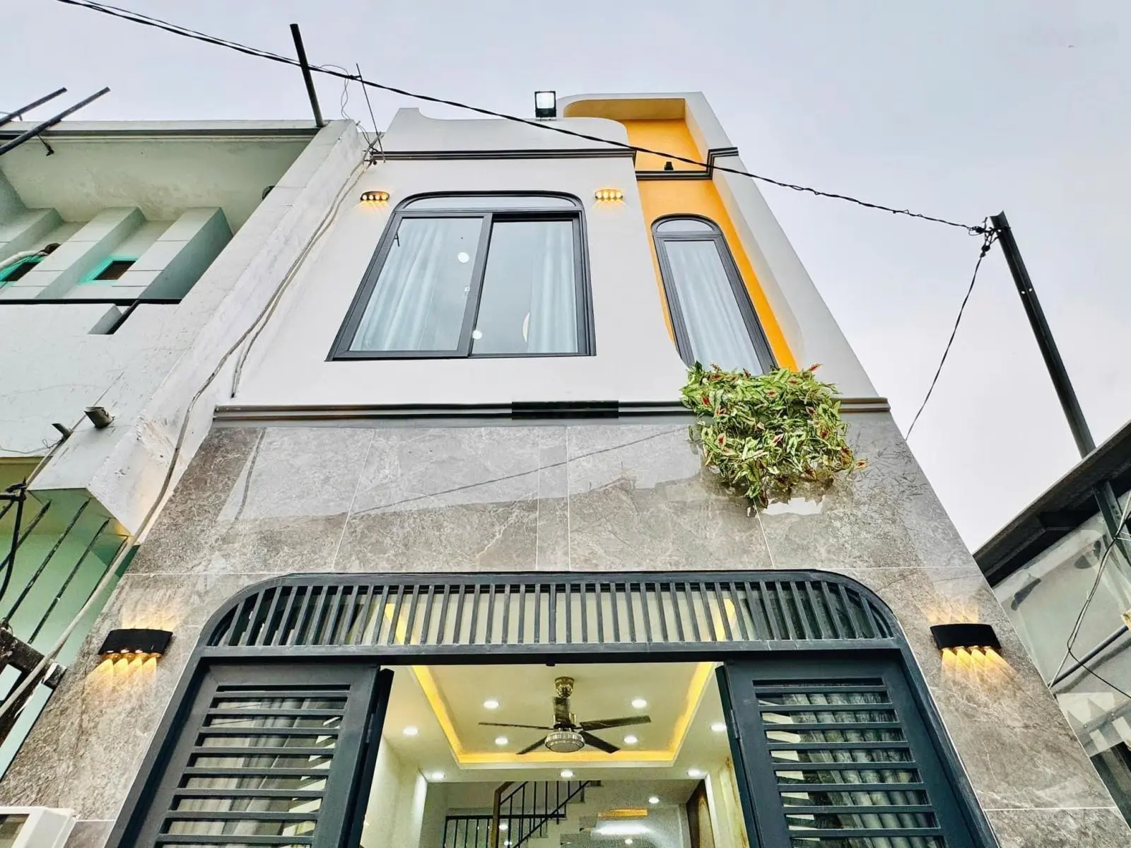 Hạ gấp còn 2 tỷ 990. Bán nhà 62m2 CMT8 gần trương Hoàng Diệu. Xây 2 tầng đúc kiên cố,hẻm 4m. Sổ sẵn