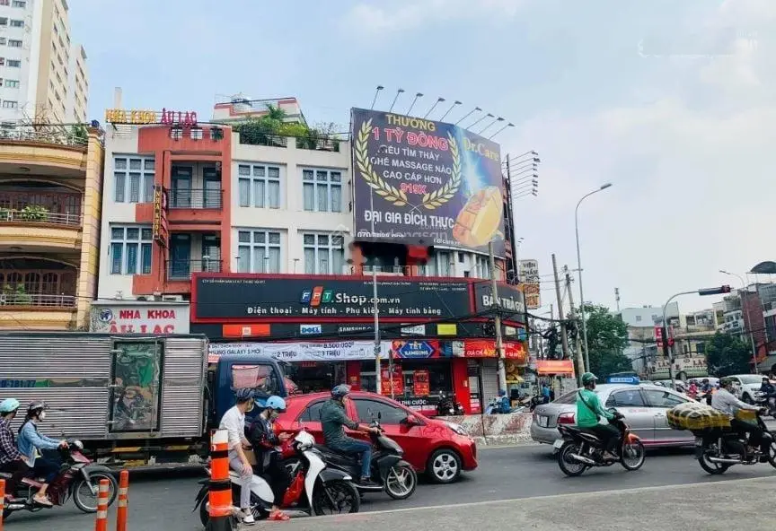 Bán nhà mặt phố Âu Cơ, DT 200m2x 2 tầng, mặt tiền 11.5m, giá 72 tỷ, thực tế 300m2, trong đê.