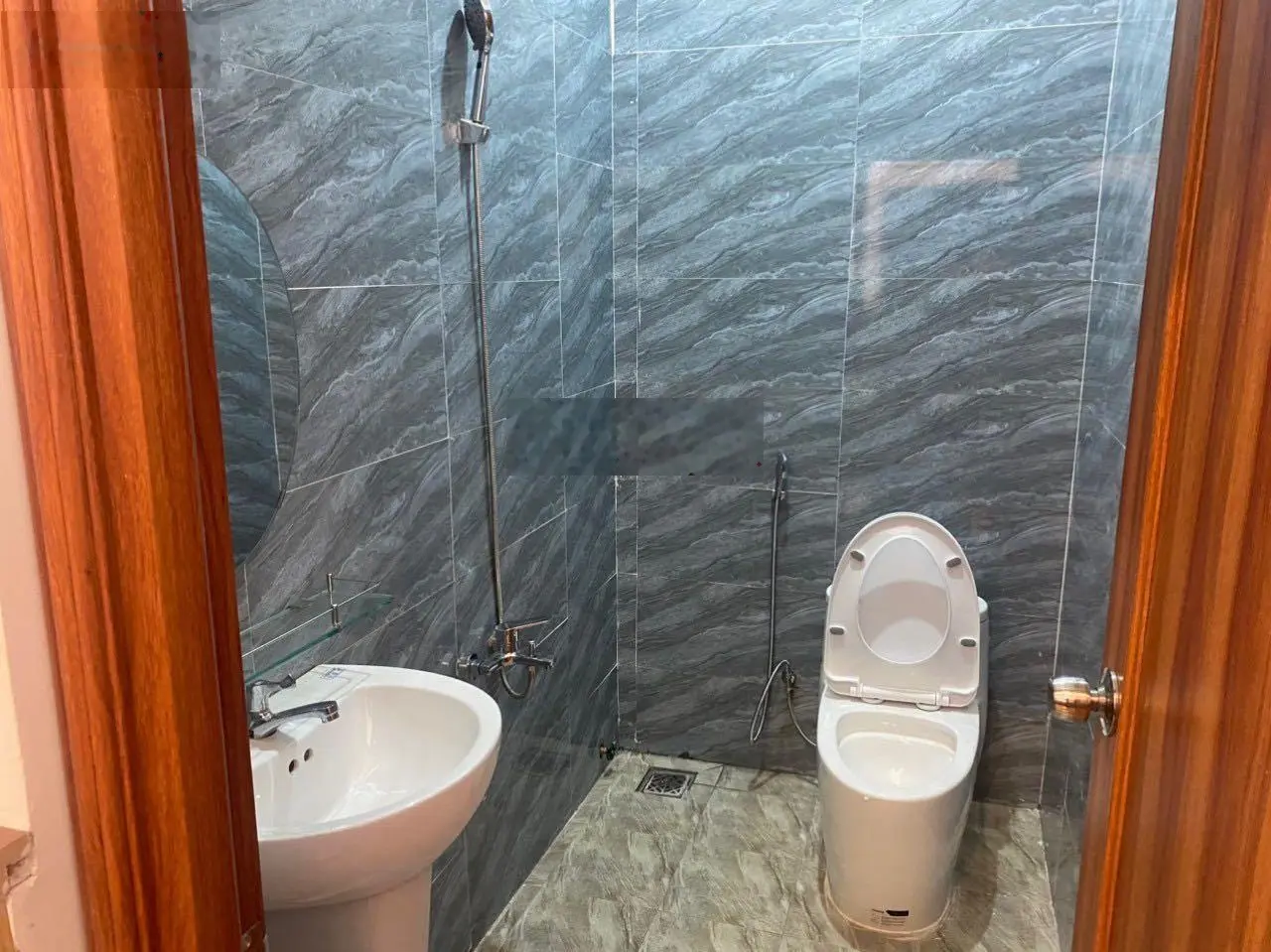 Bán nhà 2 tầng 6 căn hộ đường Vũ Ngọc Phan