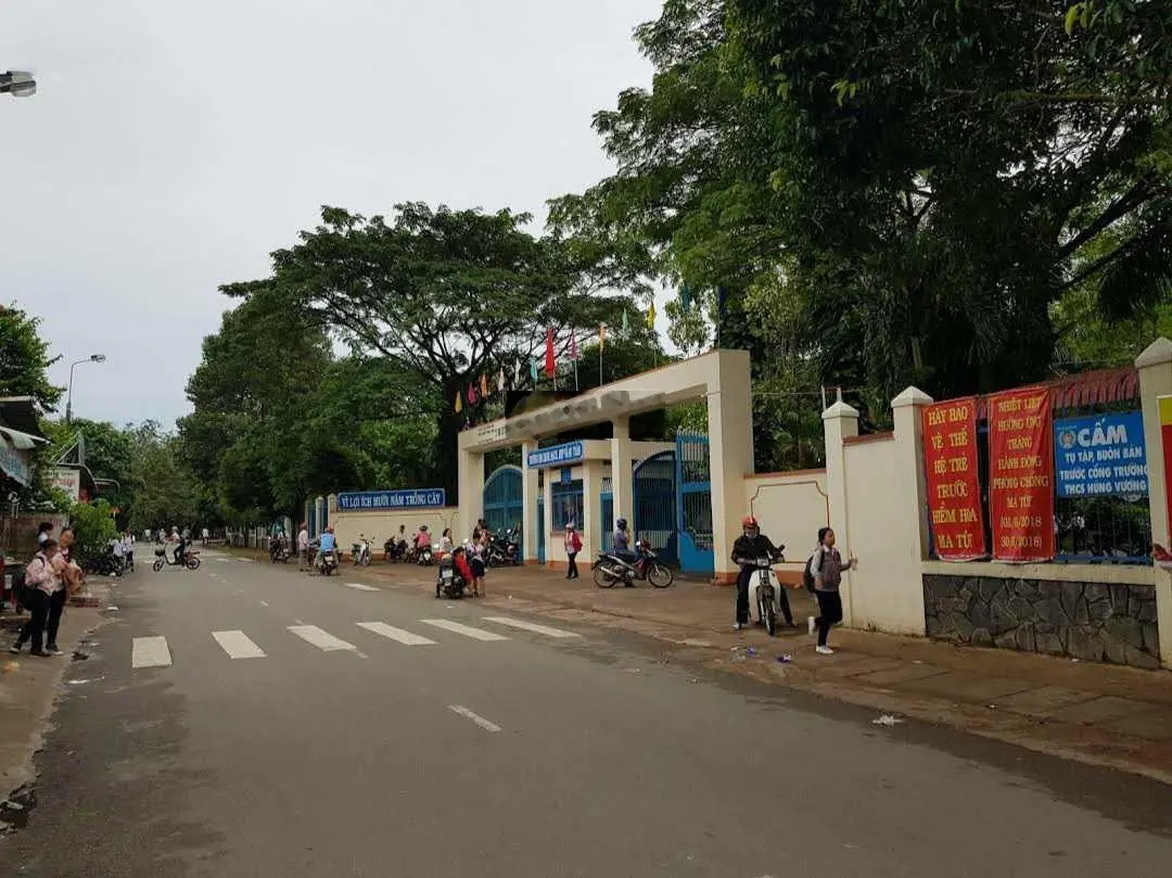 Bán nhà trung tâm huyện. Mặt tiền đường kinh doanh, diện tích 160m2. Sổ hồng riêng. LH: 0933 589 ***