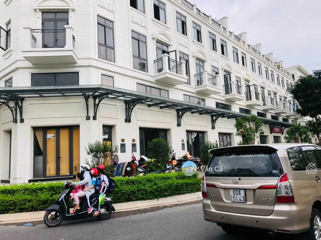 Bán gấp căn shophouse Lakeview City nhà hoàn thiện cơ bản DT 5x20m 5 lầu giá 16 tỷ Lh 0907860179