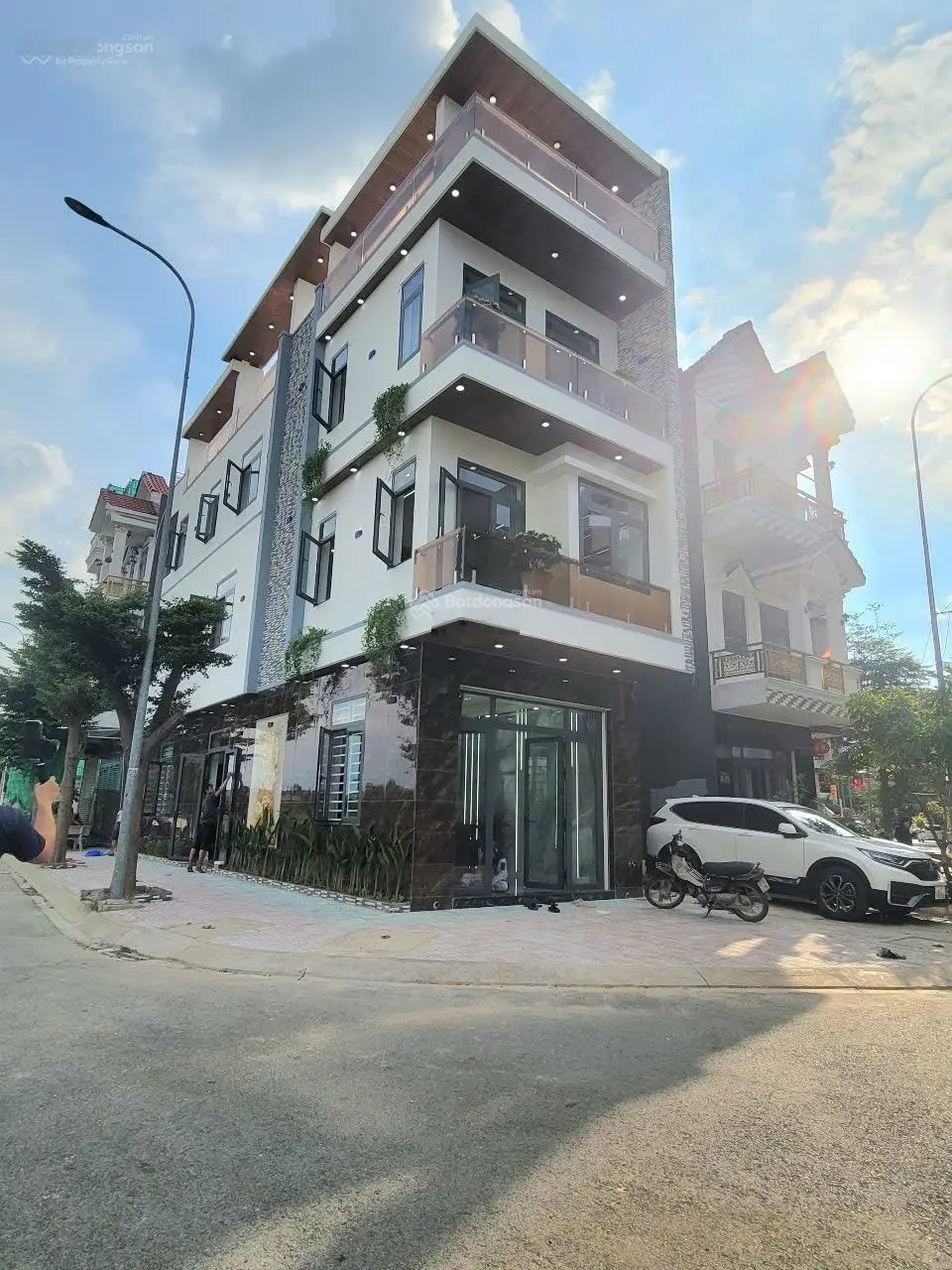 Nhà góc hai mặt tiền, đường 13m thông 2 đầu